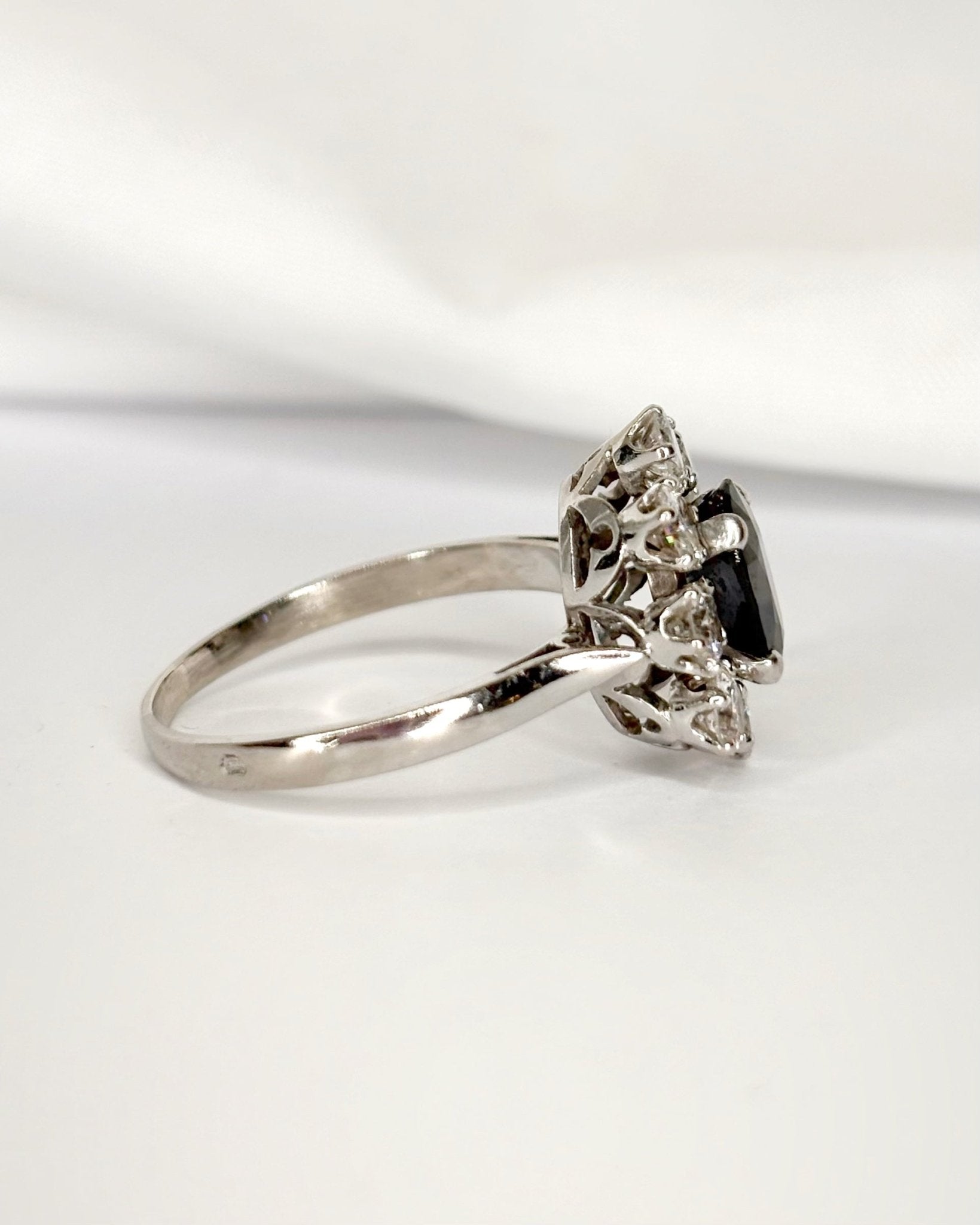 Bague Marguerite Saphir 1.24 carat &amp; Diamants 0.80 carat "Linda" - Elliade Paris