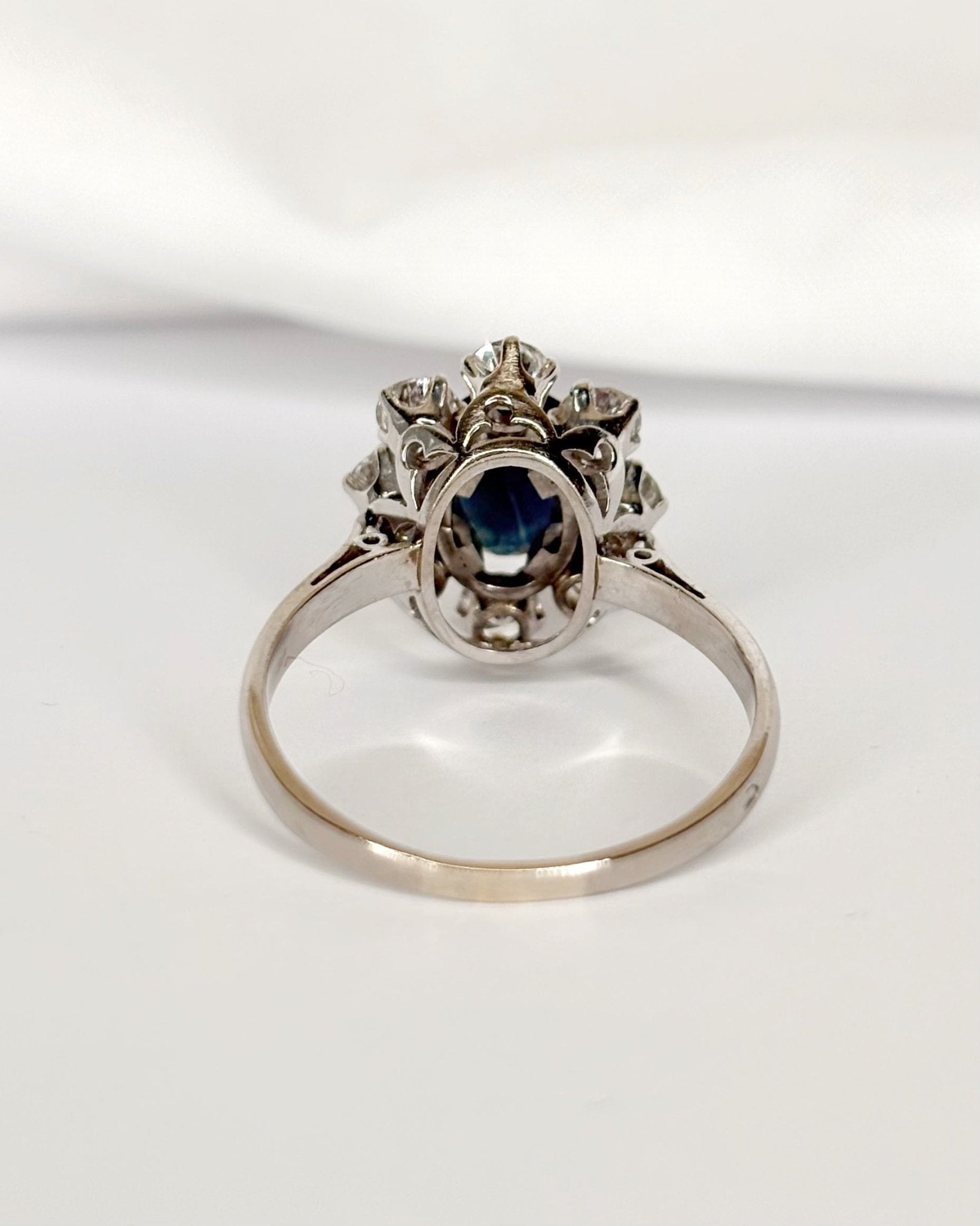 Bague Marguerite Saphir 1.24 carat &amp; Diamants 0.80 carat "Linda" - Elliade Paris