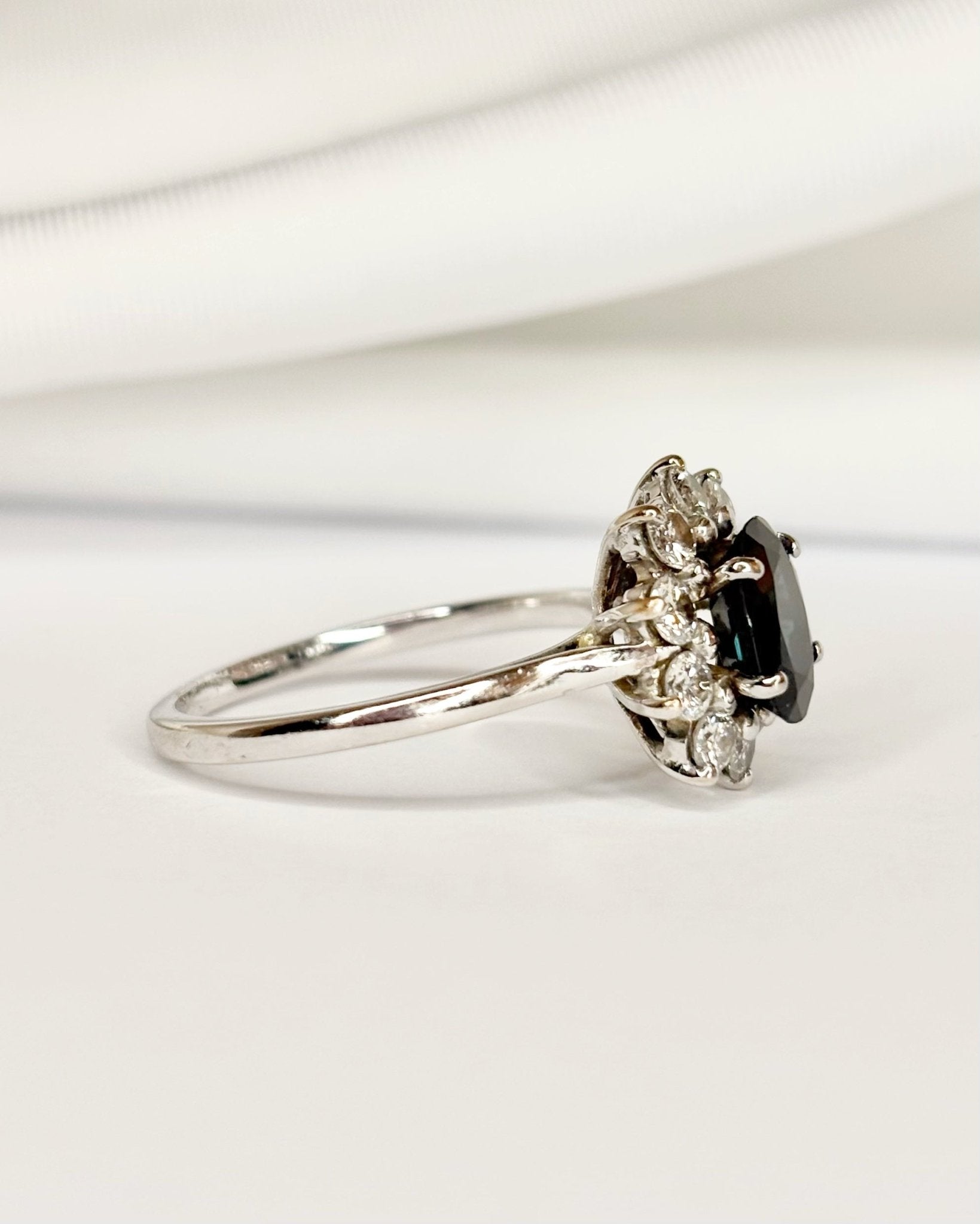 Bague Marguerite Saphir 1.25 carat &amp; Diamants 0.50 carat "June" - Elliade Paris