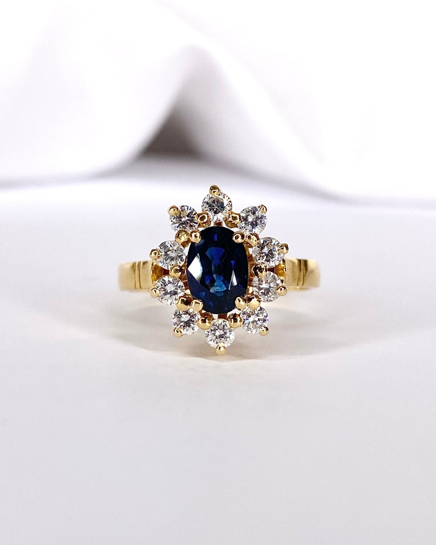 Bague Marguerite Saphir 1.25 carat, Diamants 0.50 carat &amp; Or 5g "Amy" - Elliade Paris