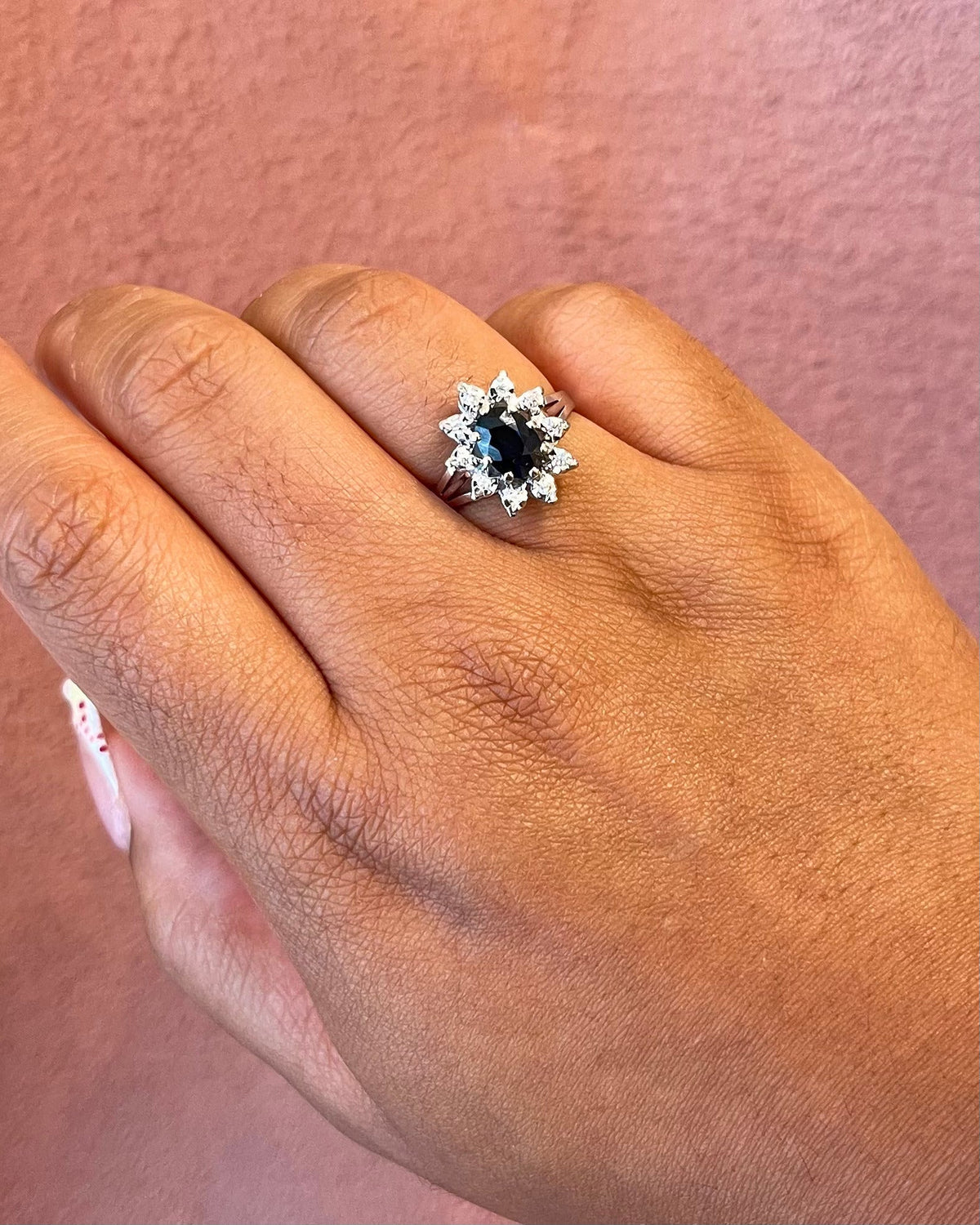 Bague Marguerite Saphir 1.25 carat &amp; Diamants "Tristane" - Elliade Paris