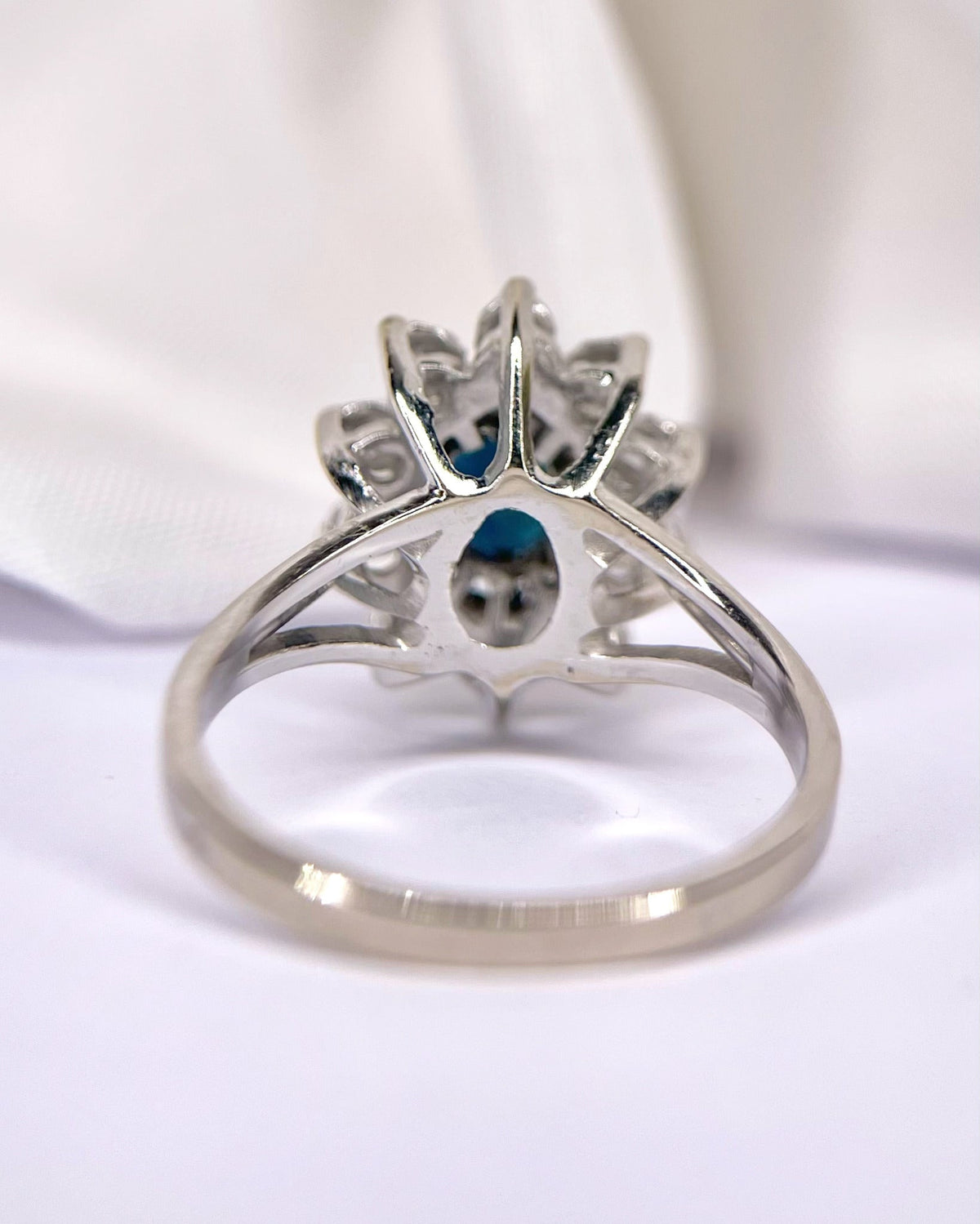 Bague Marguerite Saphir 1.25 carat &amp; Diamants "Tristane" - Elliade Paris