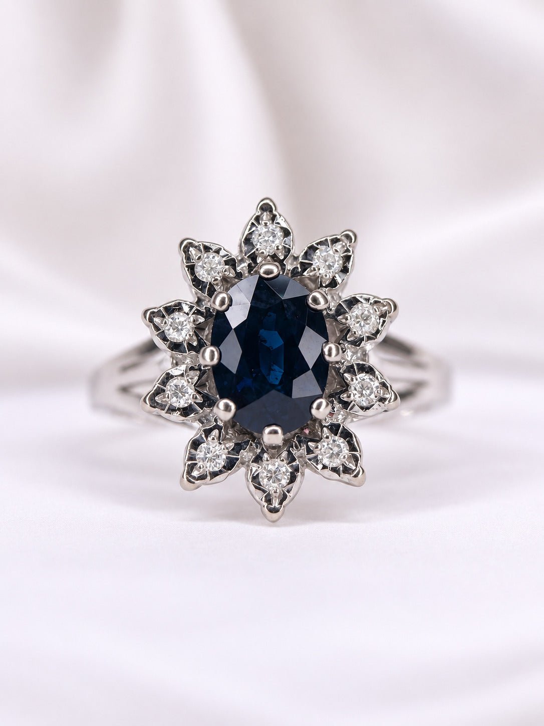 Bague Marguerite Saphir 1.25 carat &amp; Diamants "Tristane" - Elliade Paris