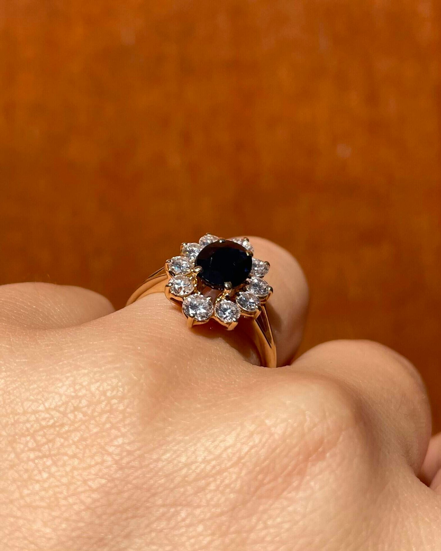 Bague Marguerite Saphir 1.30 carat &amp; 10 Diamants 0.76 carat “Calliopé” - Elliade Paris