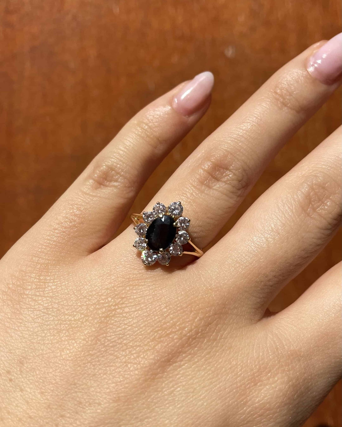 Bague Marguerite Saphir 1.30 carat &amp; 10 Diamants 0.76 carat “Calliopé” - Elliade Paris