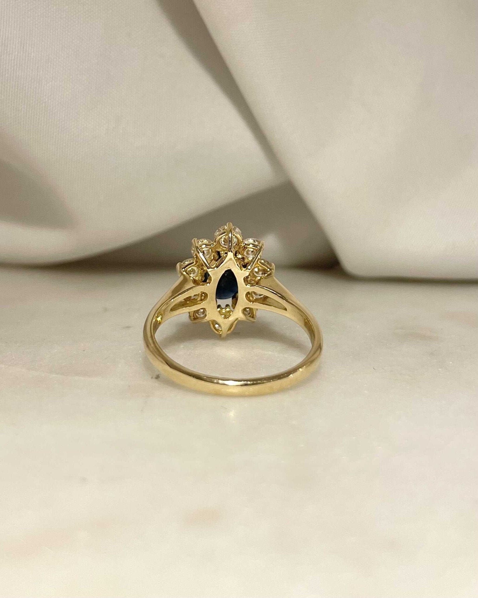Bague Marguerite Saphir 1.30 carat &amp; 10 Diamants 0.76 carat “Calliopé” - Elliade Paris