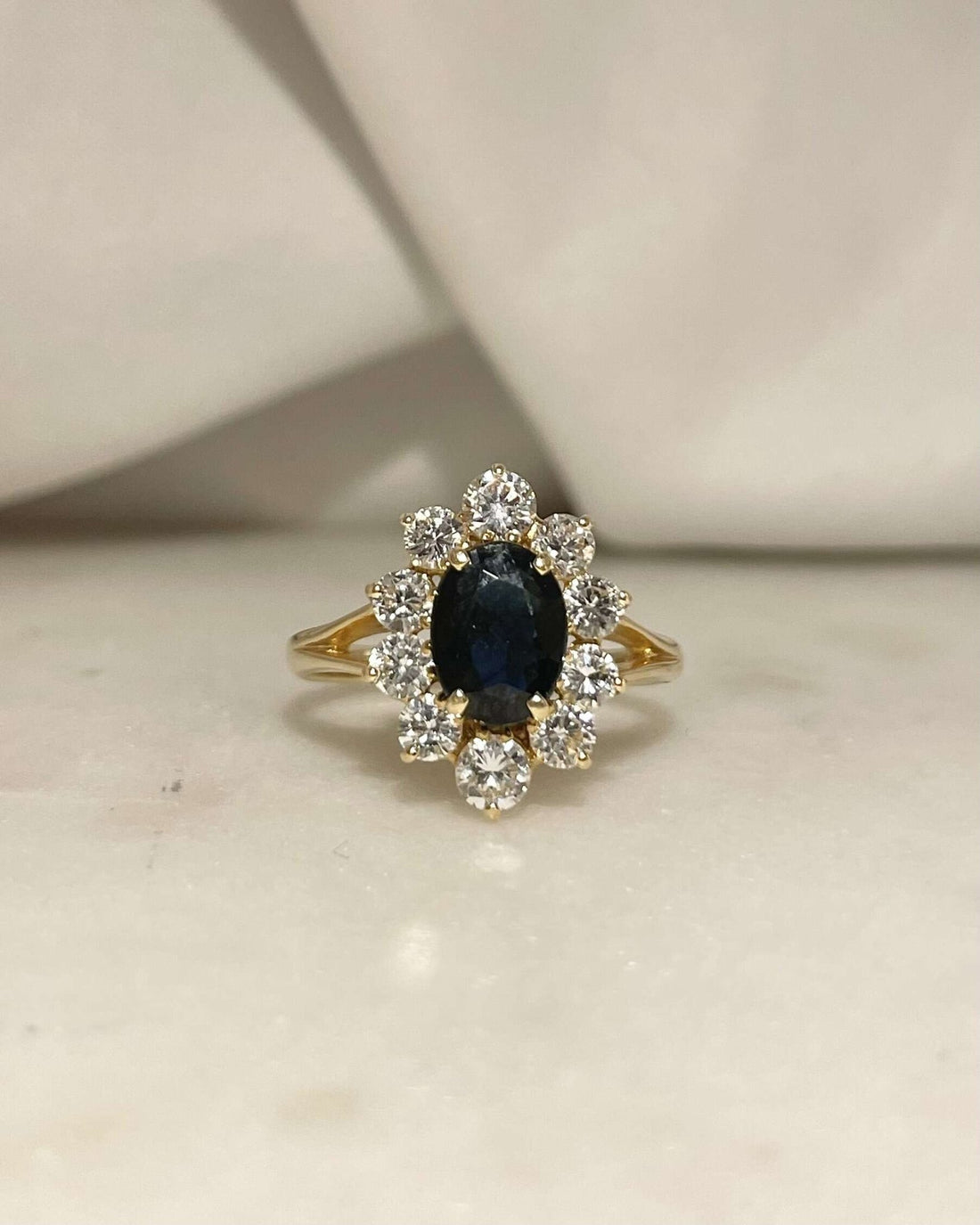 Bague Marguerite Saphir 1.30 carat &amp; 10 Diamants 0.76 carat “Calliopé” - Elliade Paris