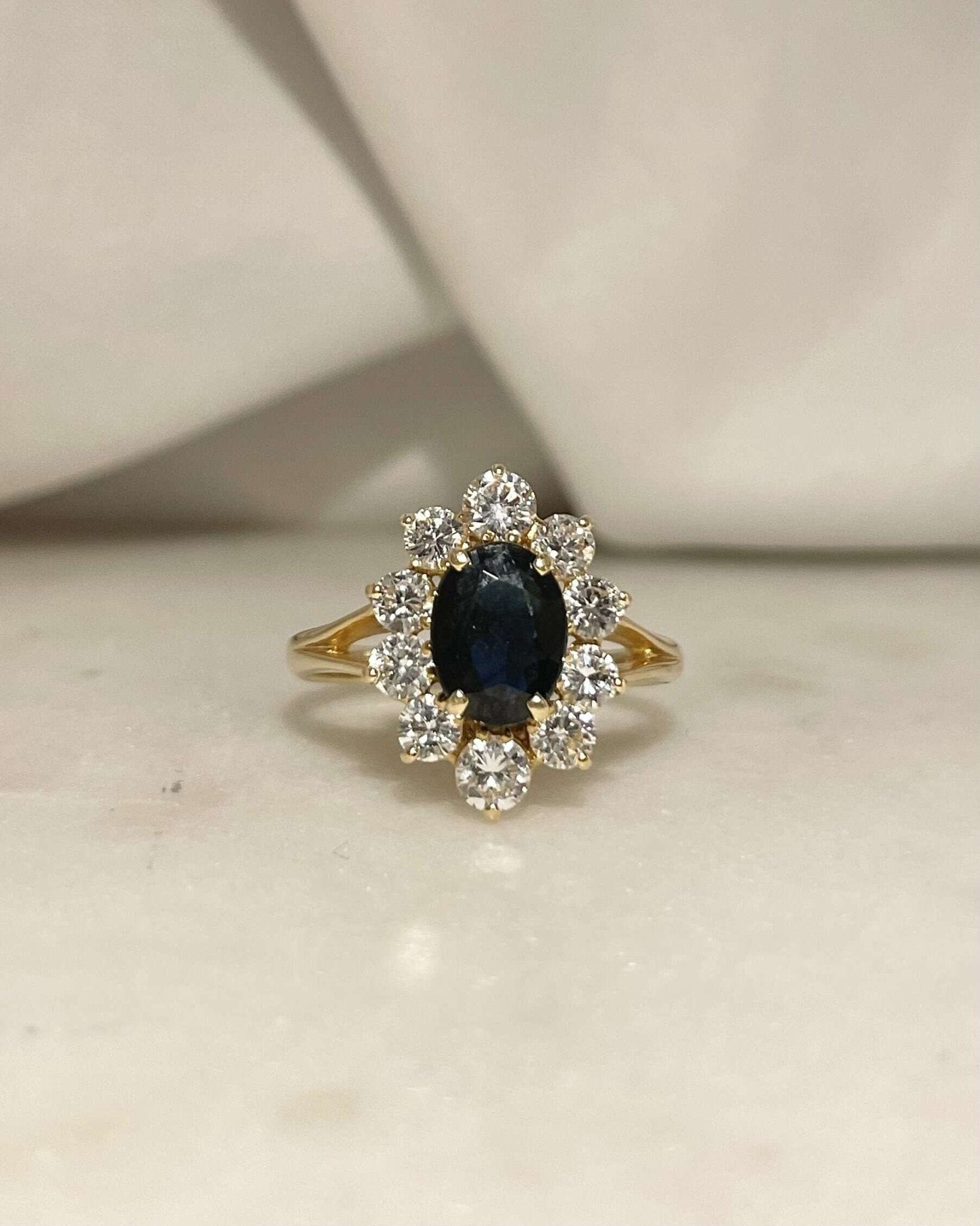 Bague Marguerite Saphir 1.30 carat &amp; 10 Diamants 0.76 carat “Calliopé” - Elliade Paris