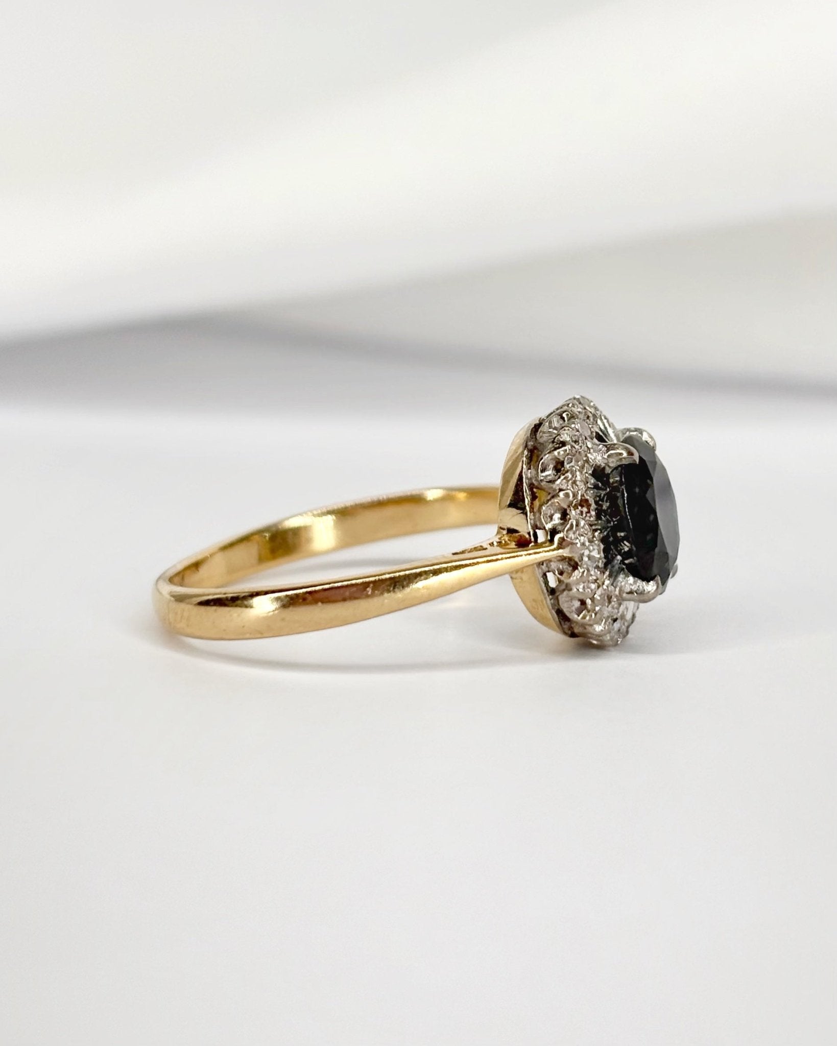 Bague Marguerite Saphir 1.30 carat &amp; 14 Diamants "Pétronille" - Elliade Paris