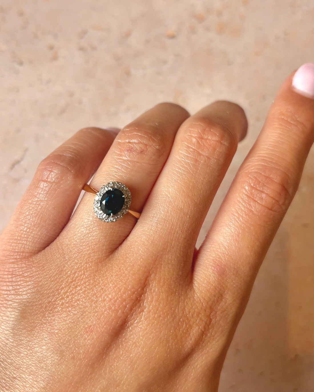 Bague Marguerite Saphir 1.30 carat &amp; 14 Diamants "Pétronille" - Elliade Paris