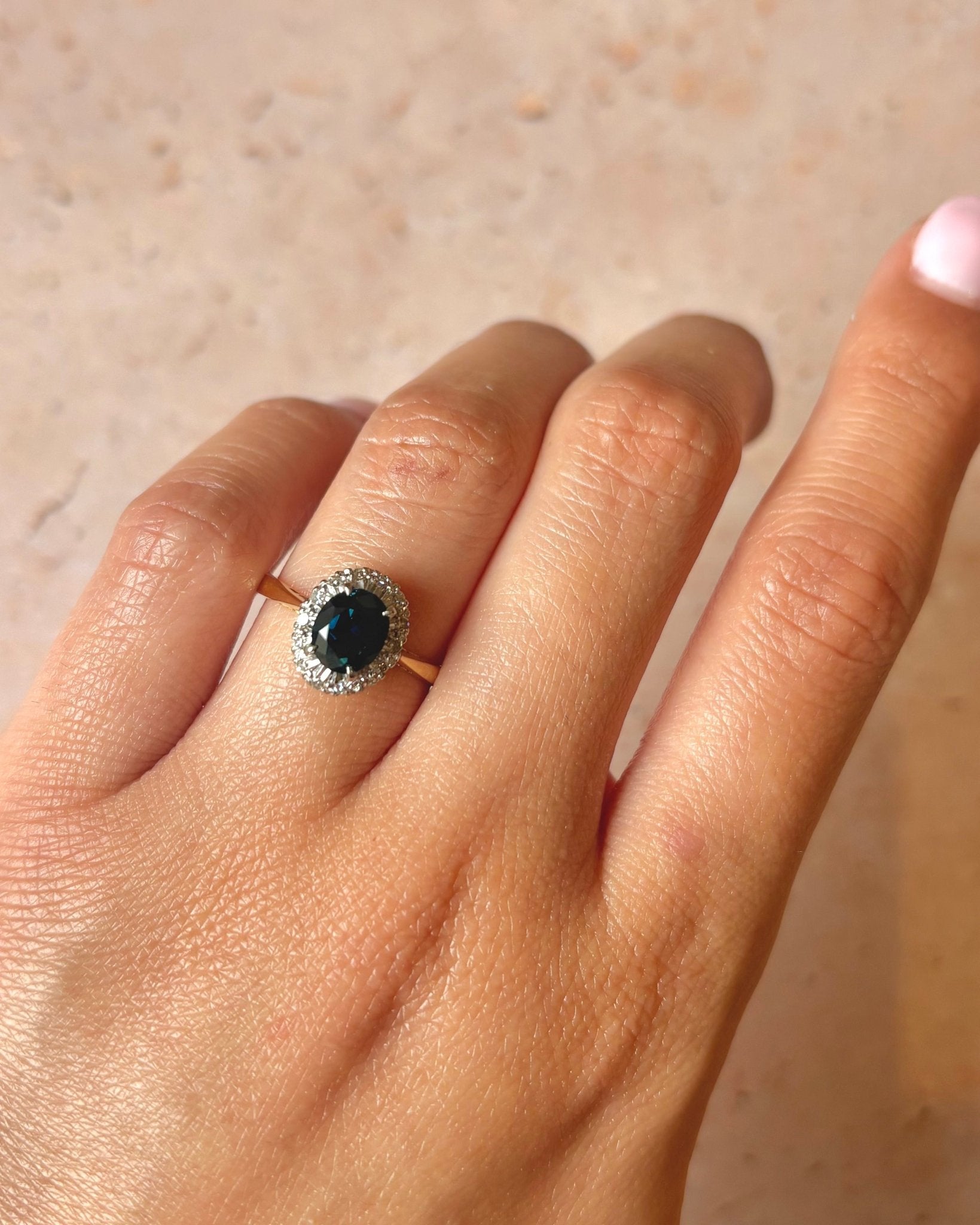 Bague Marguerite Saphir 1.30 carat &amp; 14 Diamants "Pétronille" - Elliade Paris