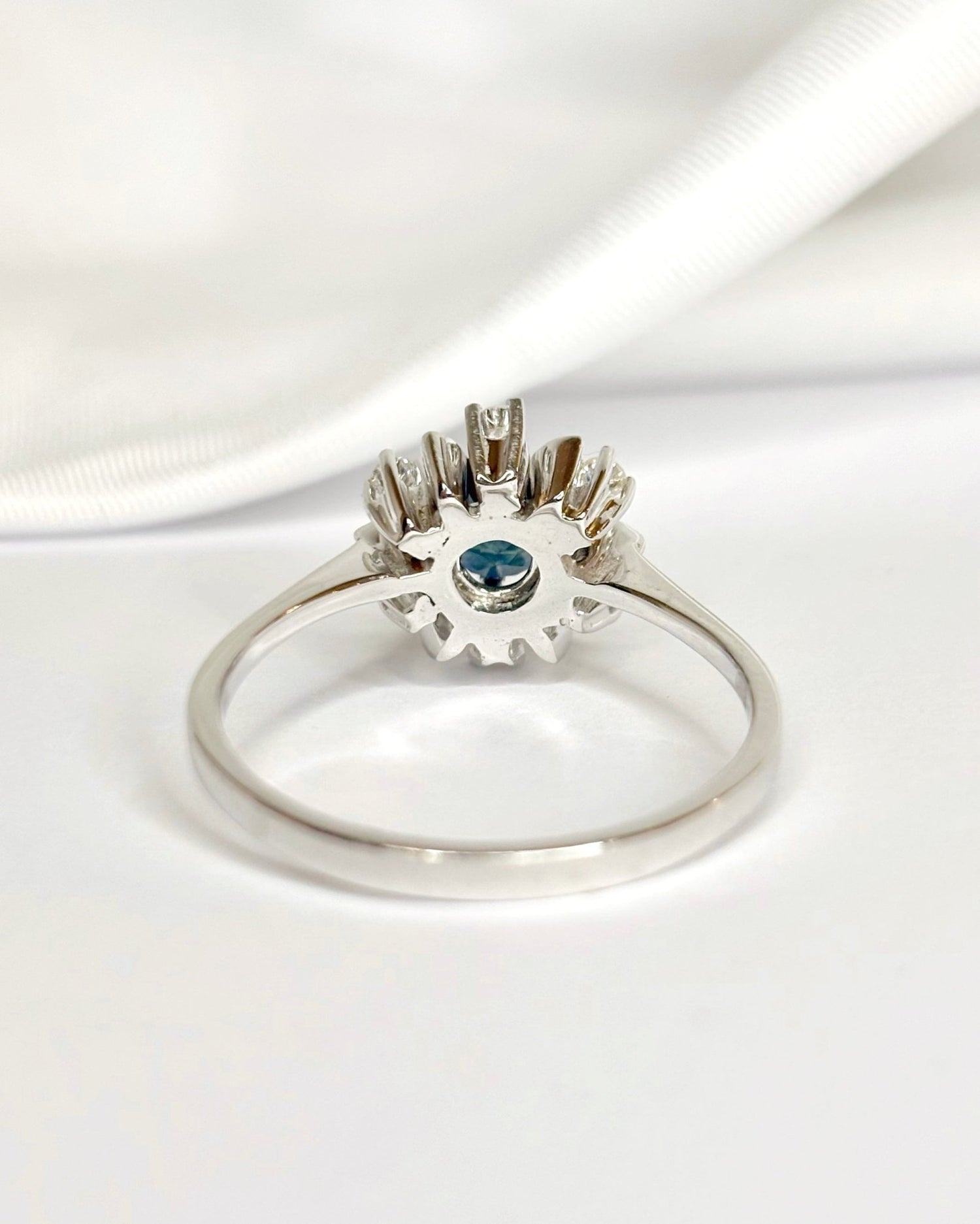 Bague Marguerite Saphir 1.30 carat &amp; Diamants 0.30 carat "Magdalena" - Elliade Paris