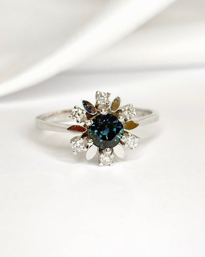 Bague Marguerite Saphir 1.30 carat &amp; Diamants 0.30 carat "Magdalena" - Elliade Paris