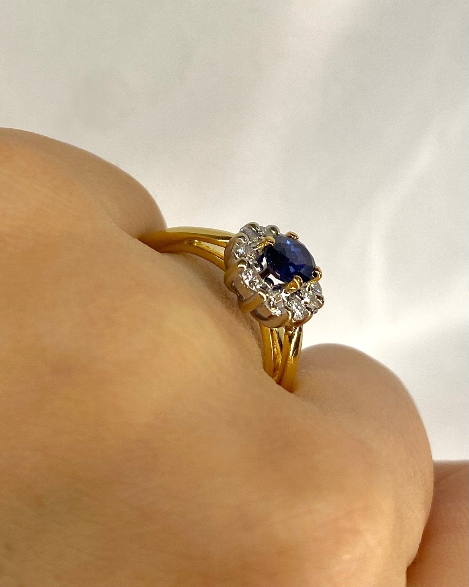 Bague Marguerite Saphir 1.30 carat &amp; Diamants 0.50 carat "Amalia" - Elliade Paris