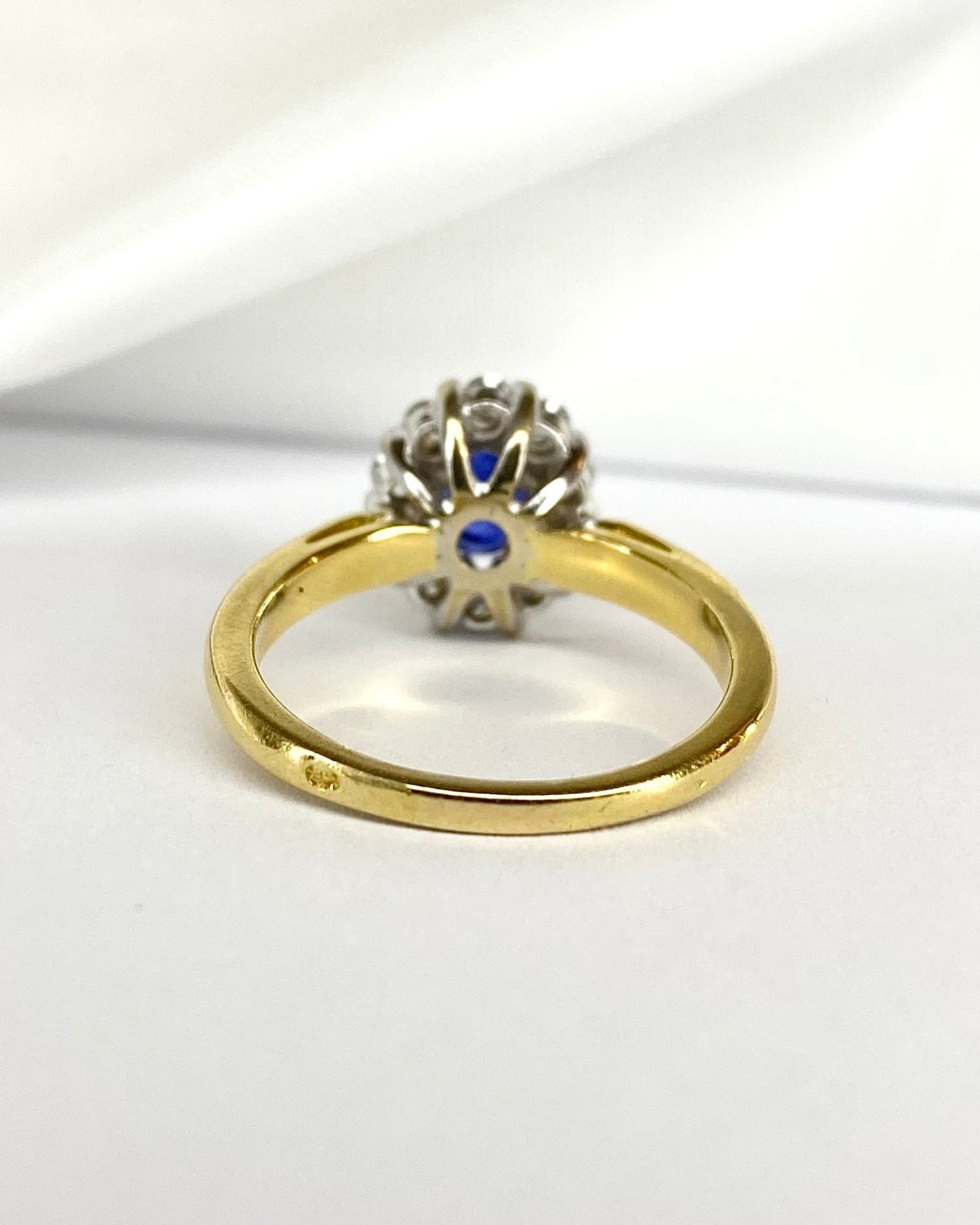 Bague Marguerite Saphir 1.30 carat &amp; Diamants 0.50 carat "Amalia" - Elliade Paris