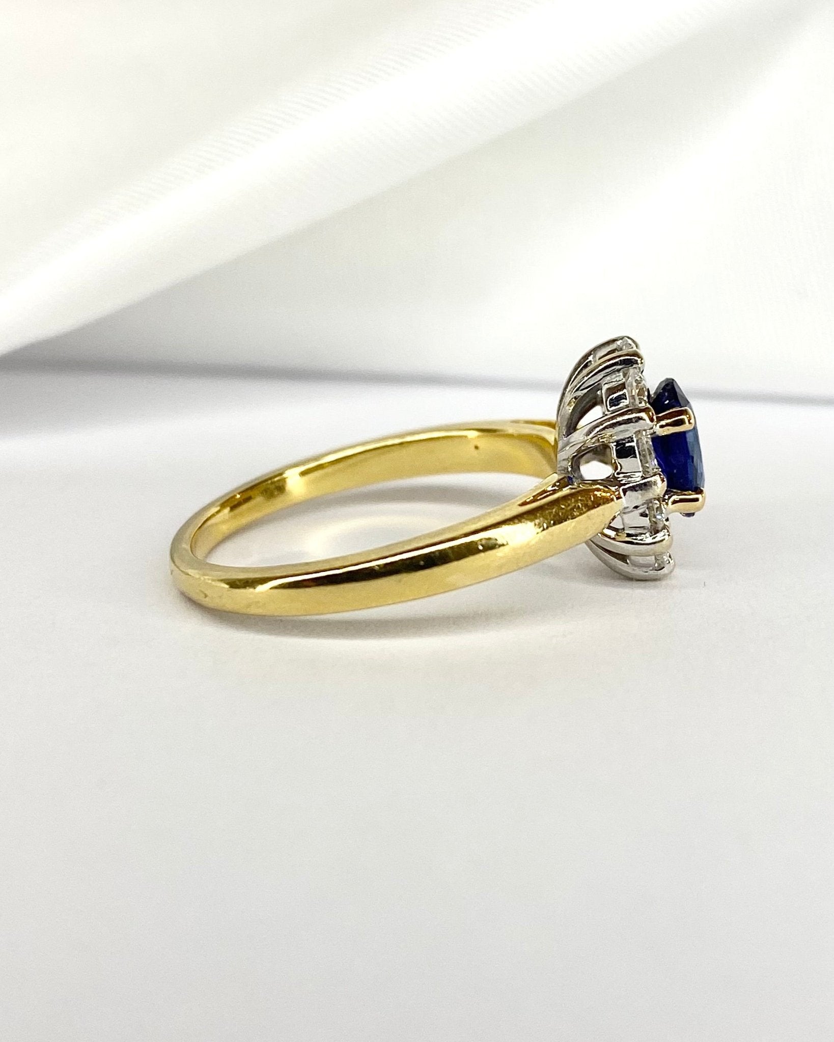 Bague Marguerite Saphir 1.30 carat &amp; Diamants 0.50 carat "Amalia" - Elliade Paris