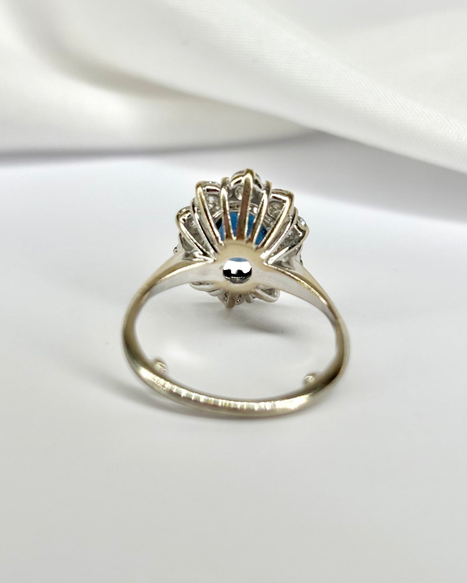Bague Marguerite Saphir 1.30 carat &amp; Diamants 0.70 carat &quot;Mélissa&quot; - Elliade Paris