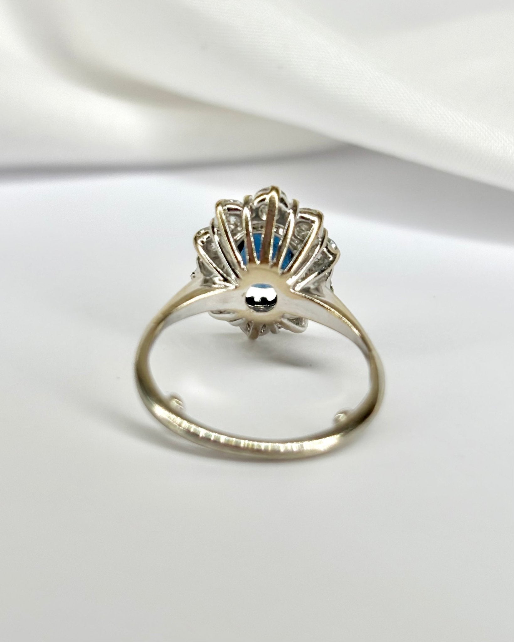 Bague Marguerite Saphir 1.30 carat &amp; Diamants 0.70 carat &quot;Mélissa&quot; - Elliade Paris