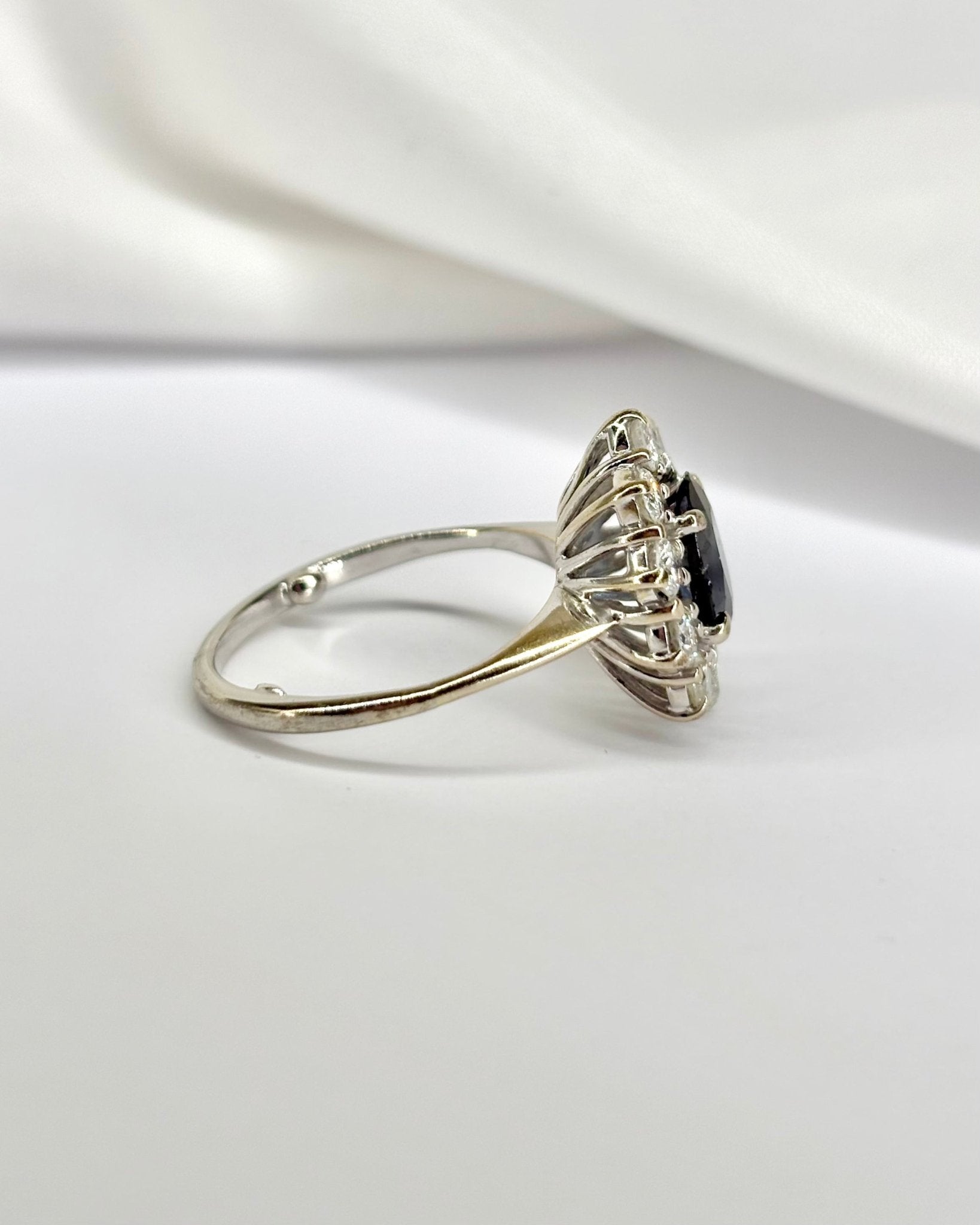 Bague Marguerite Saphir 1.30 carat &amp; Diamants 0.70 carat "Mélissa" - Elliade Paris