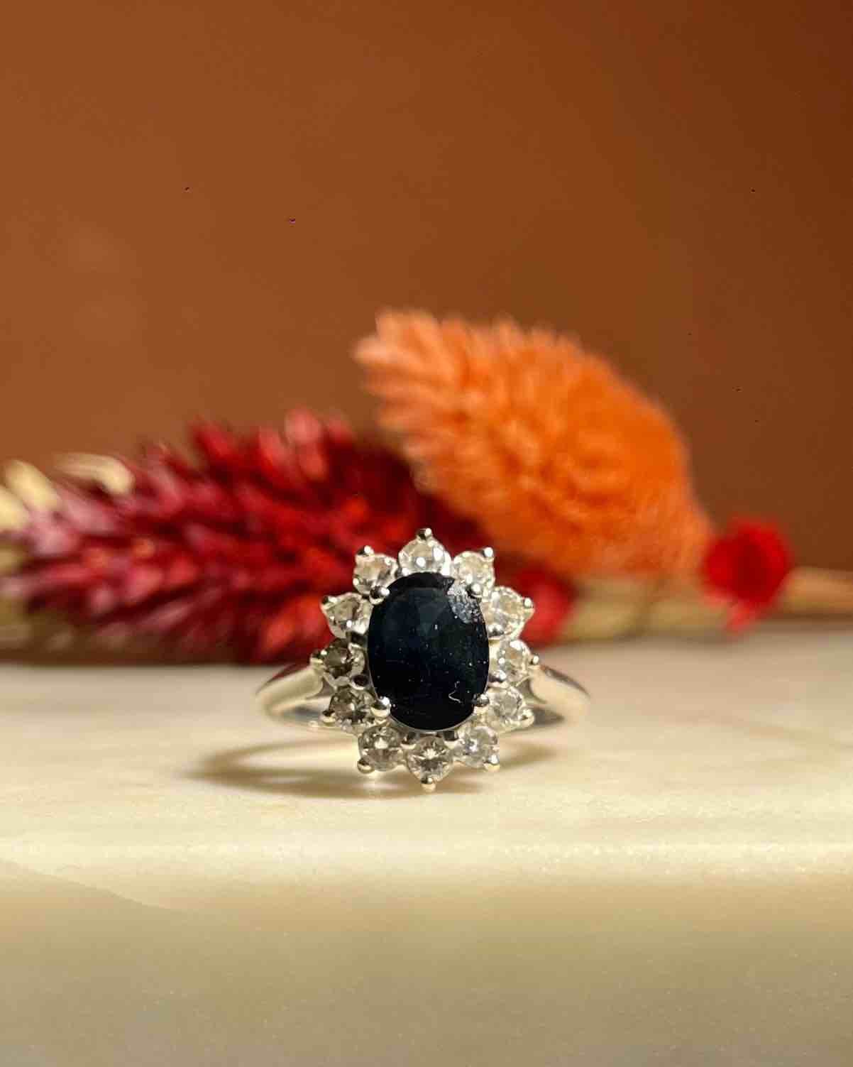 Bague Marguerite Saphir 1.30 carat &amp; Diamants "Ariuna" - Elliade Paris