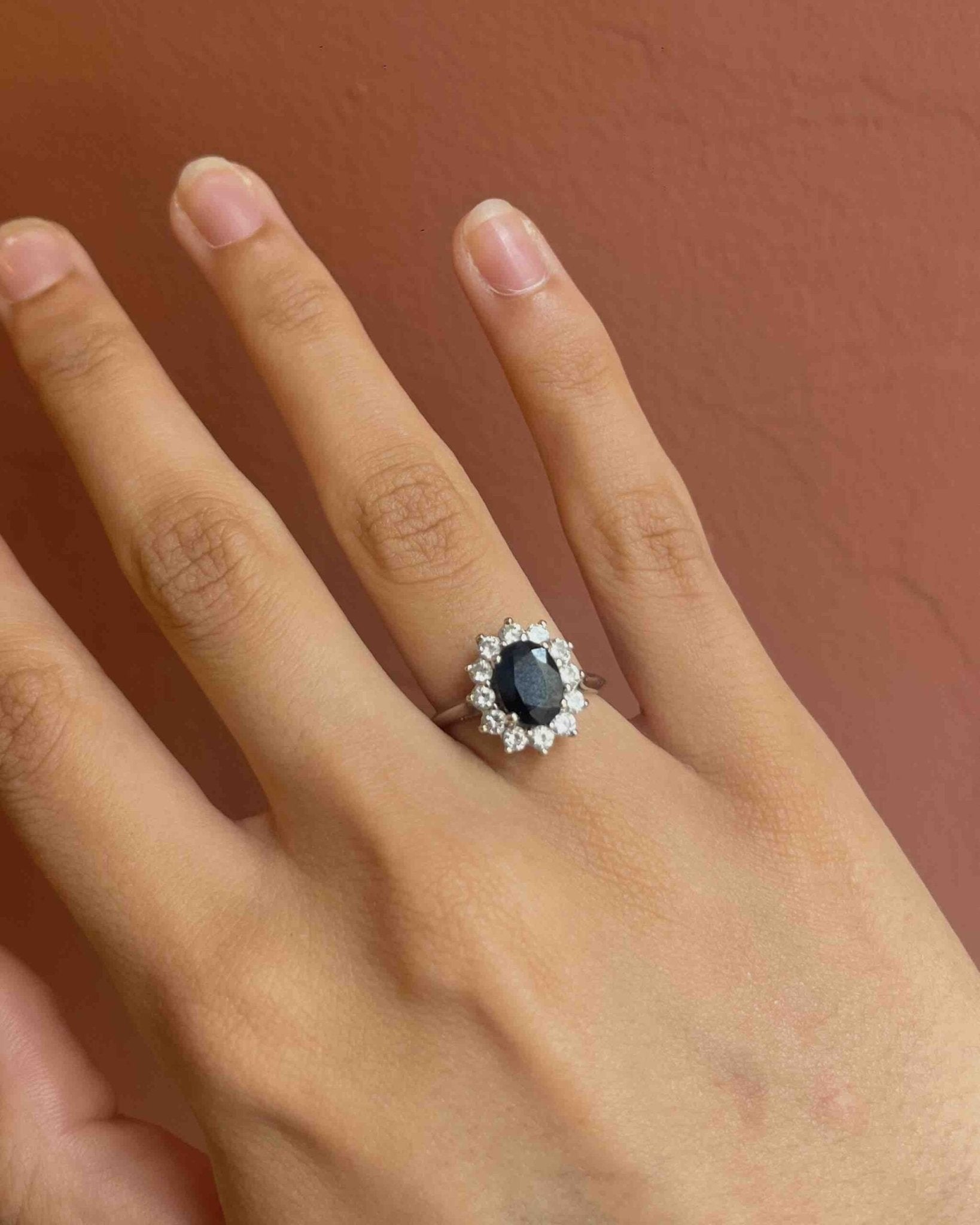 Bague Marguerite Saphir 1.30 carat &amp; Diamants "Ariuna" - Elliade Paris