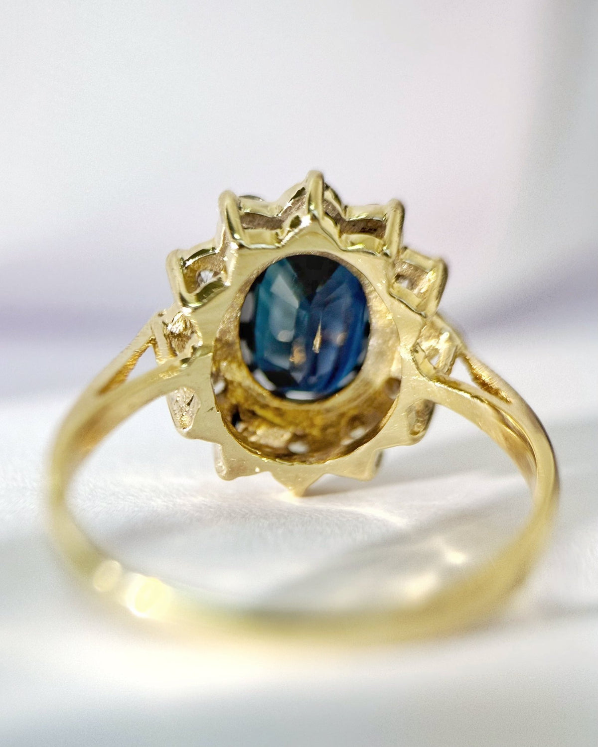 Bague Marguerite Saphir 1.30 carat &amp; Diamants "Bernadette" - Elliade Paris