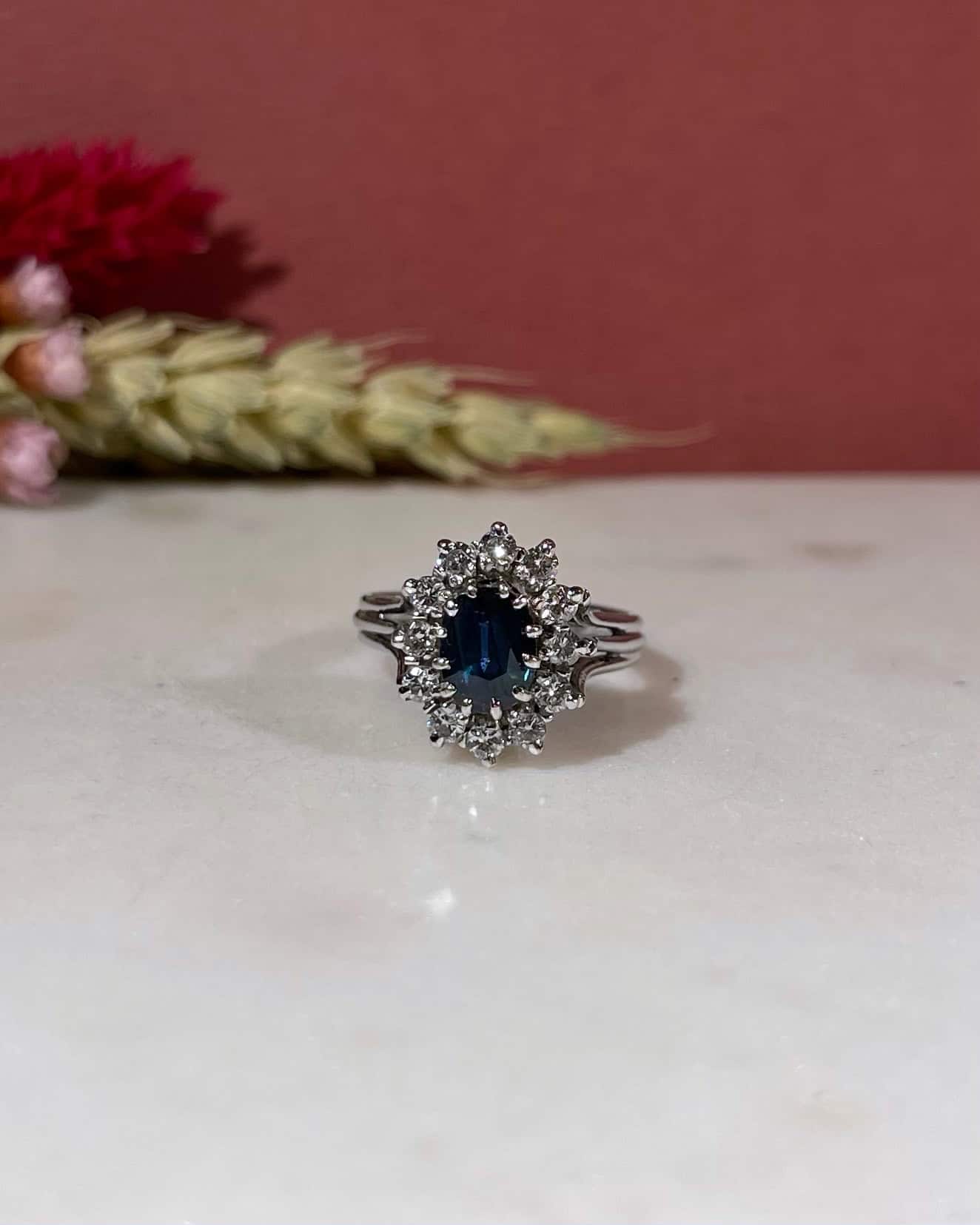 Bague Marguerite Saphir 1.30 Carat &amp; Diamants "Evanne" - Elliade Paris
