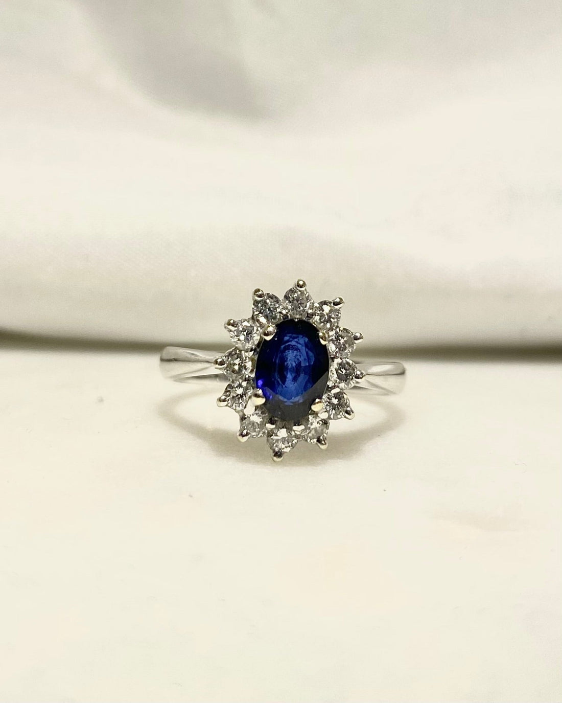 Bague Marguerite Saphir 1.30 carat &amp; Diamants &quot;Isalda&quot; - Elliade Paris