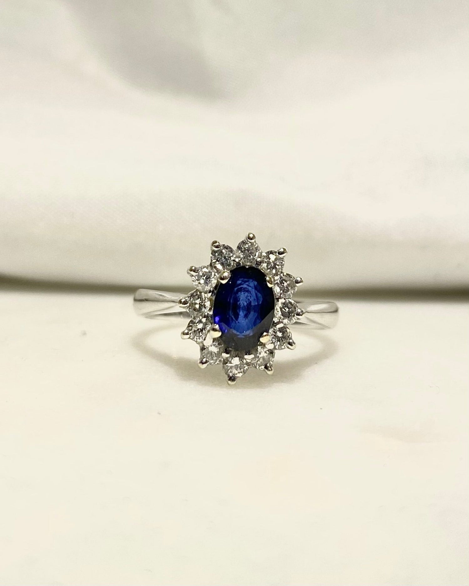 Bague Marguerite Saphir 1.30 carat &amp; Diamants &quot;Isalda&quot; - Elliade Paris
