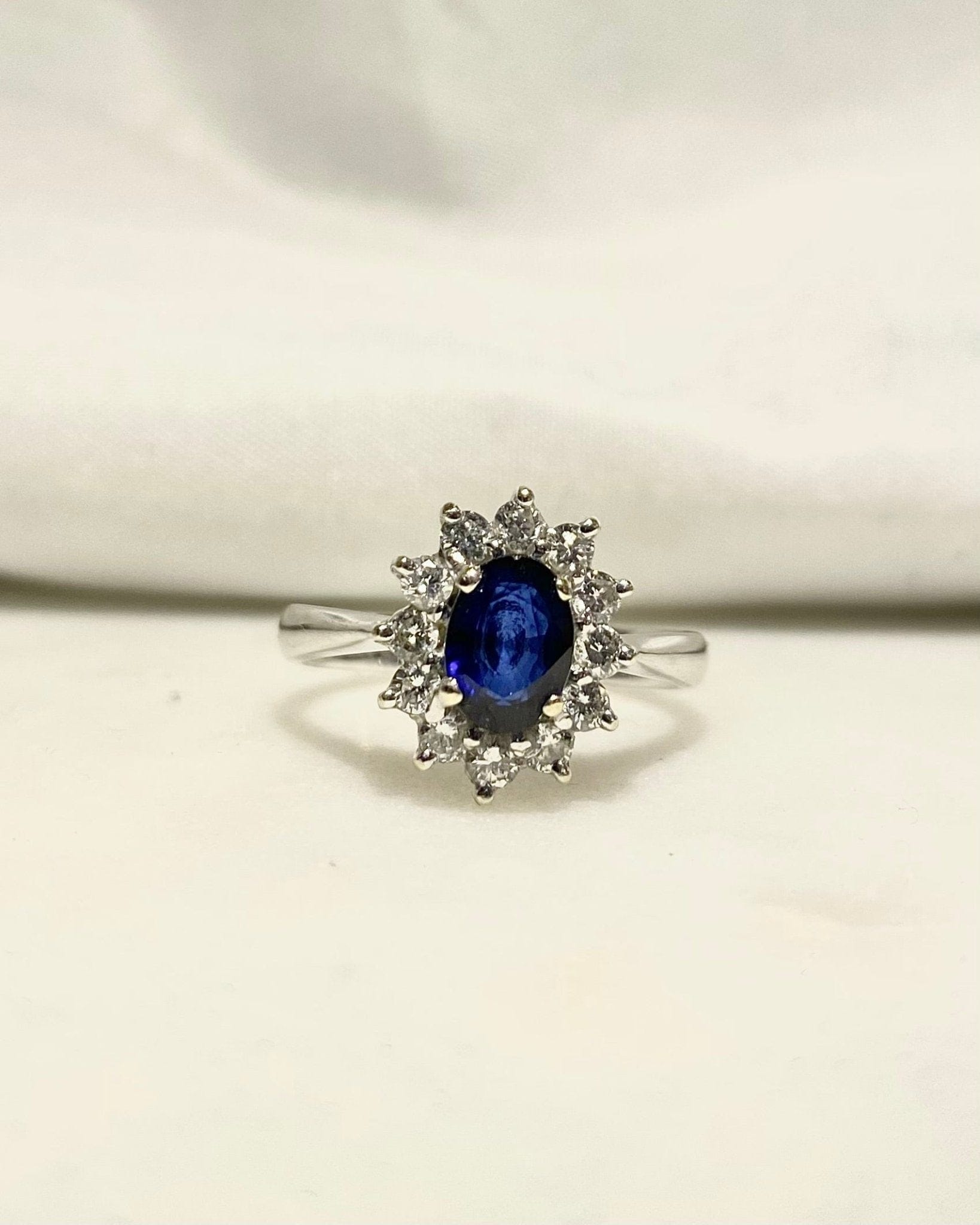Bague Marguerite Saphir 1.30 carat &amp; Diamants "Isalda" - Elliade Paris