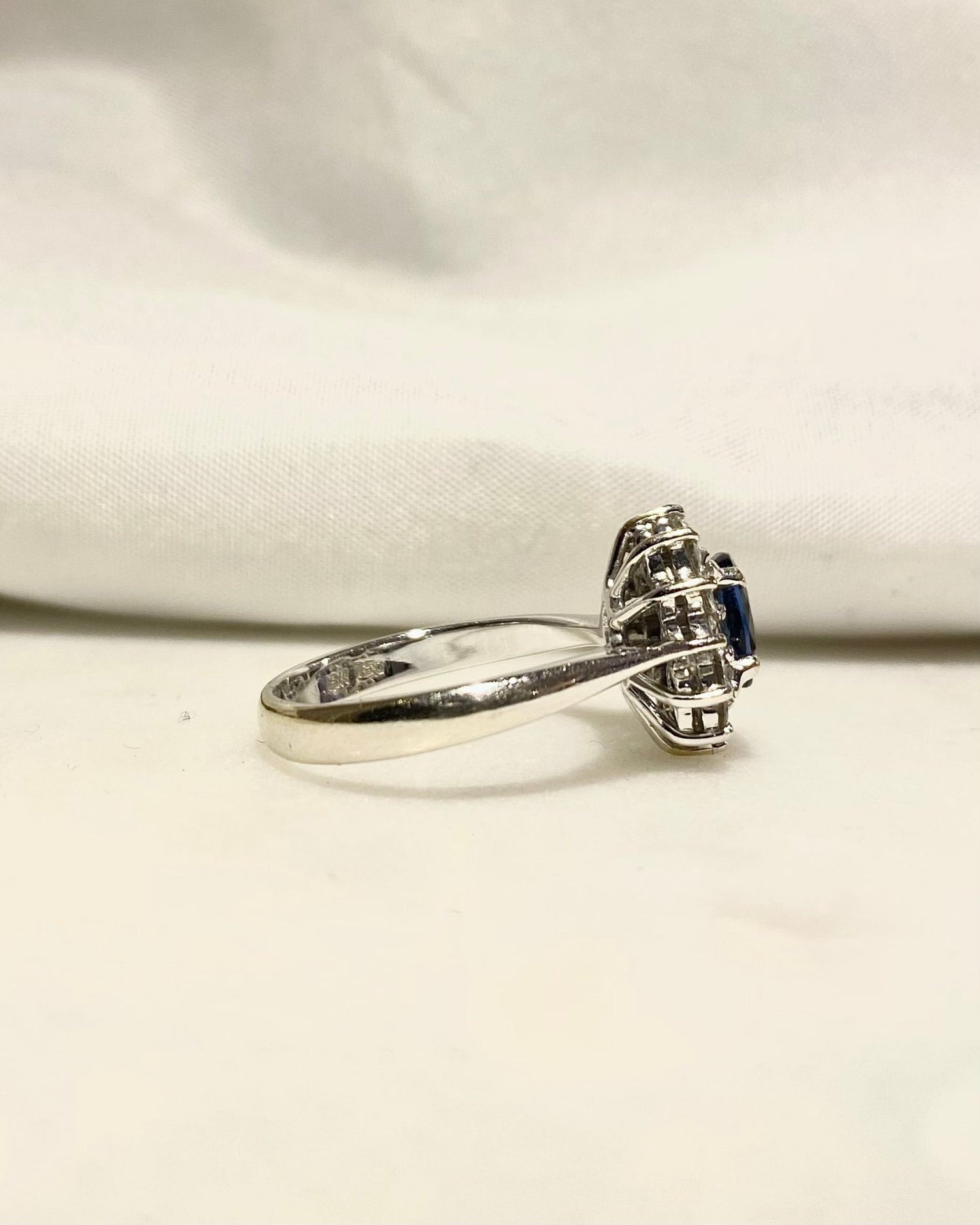 Bague Marguerite Saphir 1.30 carat &amp; Diamants &quot;Isalda&quot; - Elliade Paris