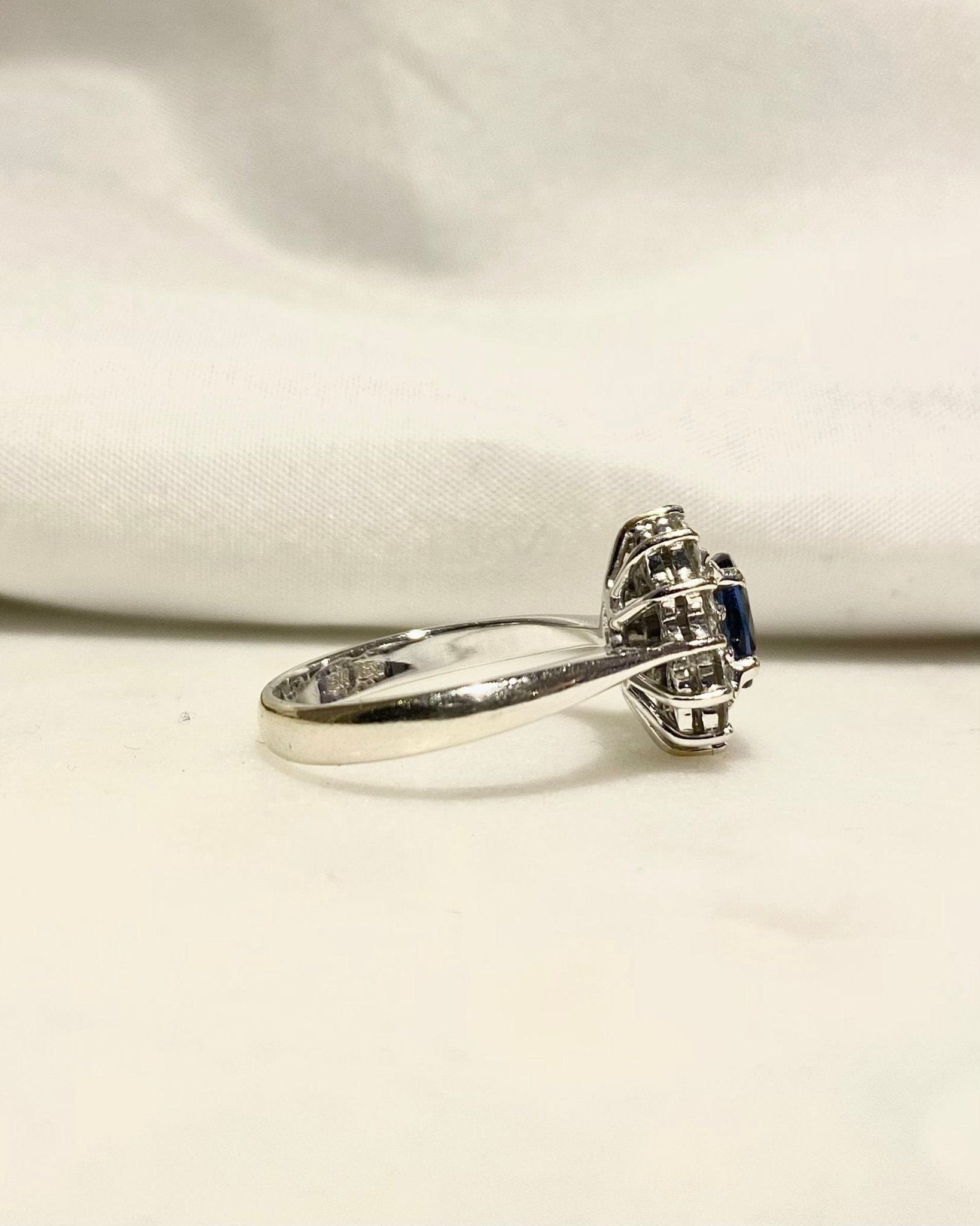 Bague Marguerite Saphir 1.30 carat &amp; Diamants "Isalda" - Elliade Paris