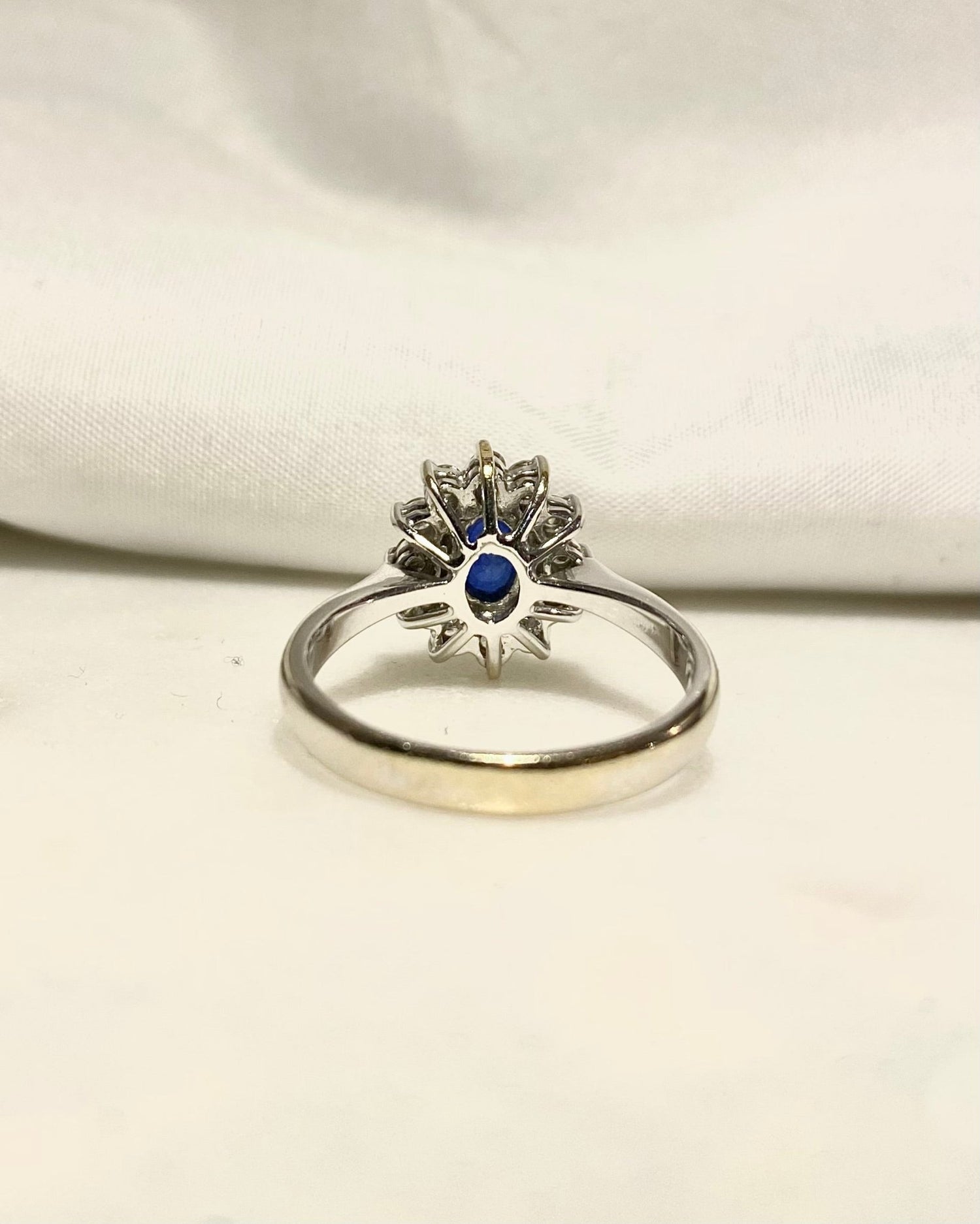 Bague Marguerite Saphir 1.30 carat &amp; Diamants &quot;Isalda&quot; - Elliade Paris