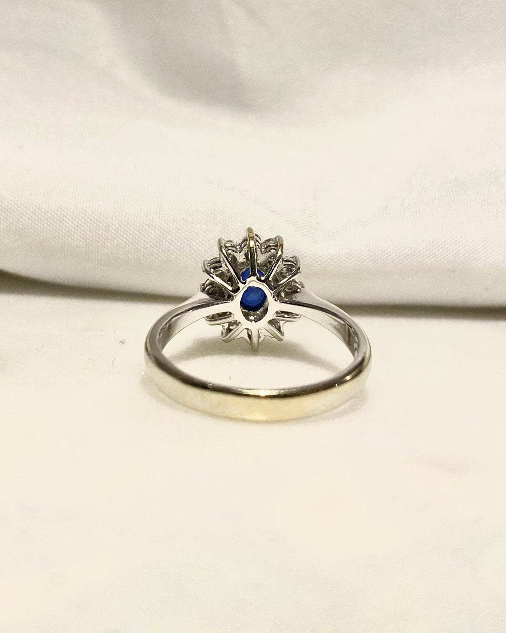 Bague Marguerite Saphir 1.30 carat &amp; Diamants "Isalda" - Elliade Paris