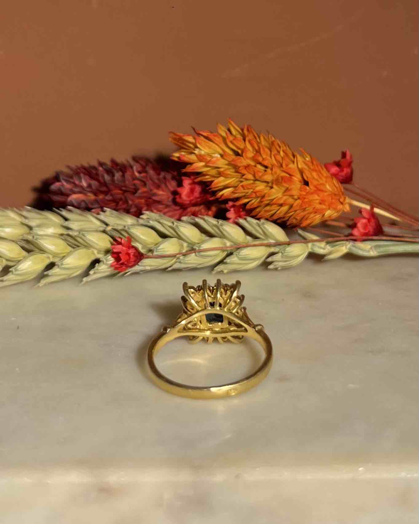 Bague Marguerite Saphir 1,30 carat &amp; Diamants "Matilda" - Elliade Paris