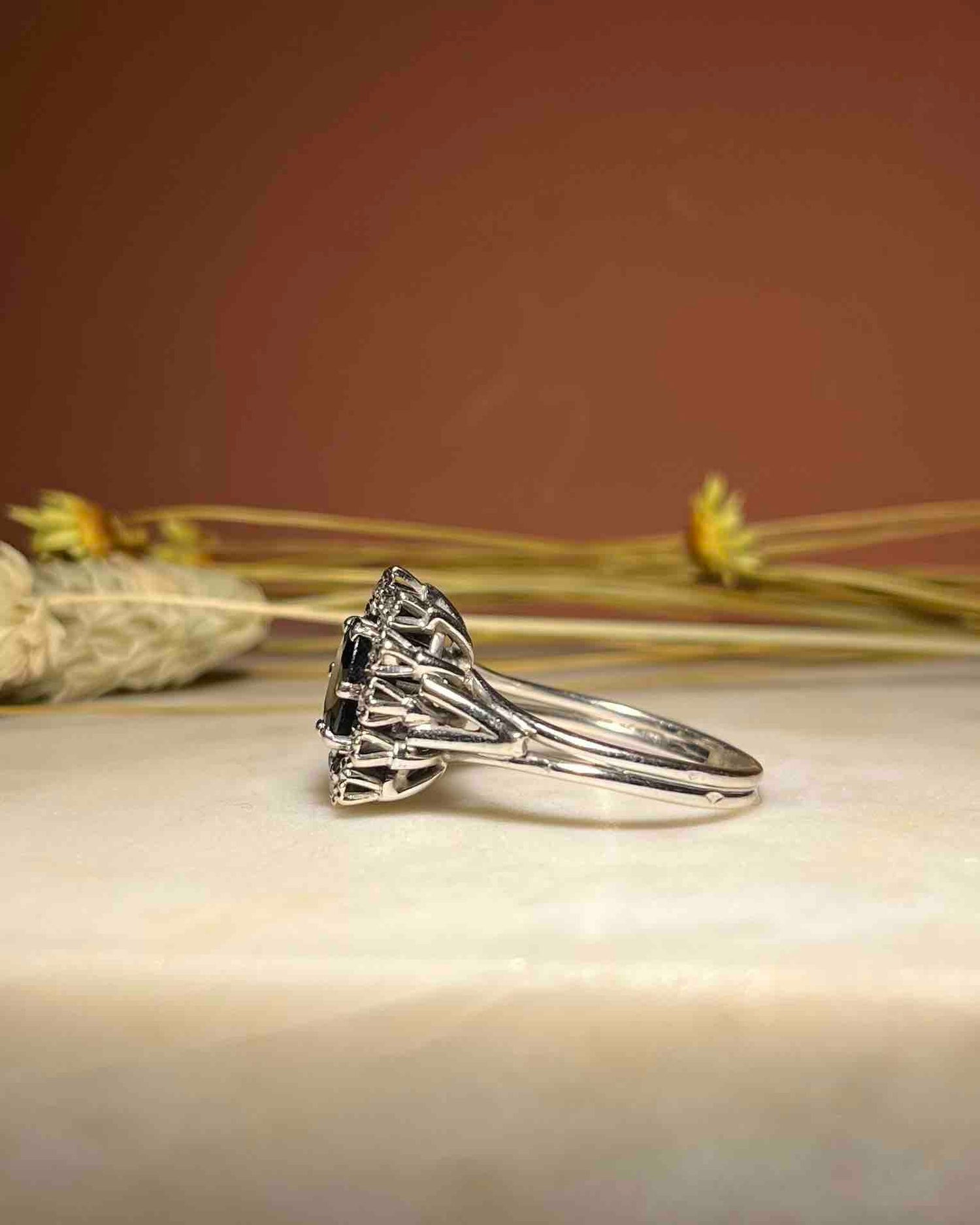 Bague marguerite saphir 1.30 carat &amp; diamants &quot;Noa&quot; - Elliade Paris