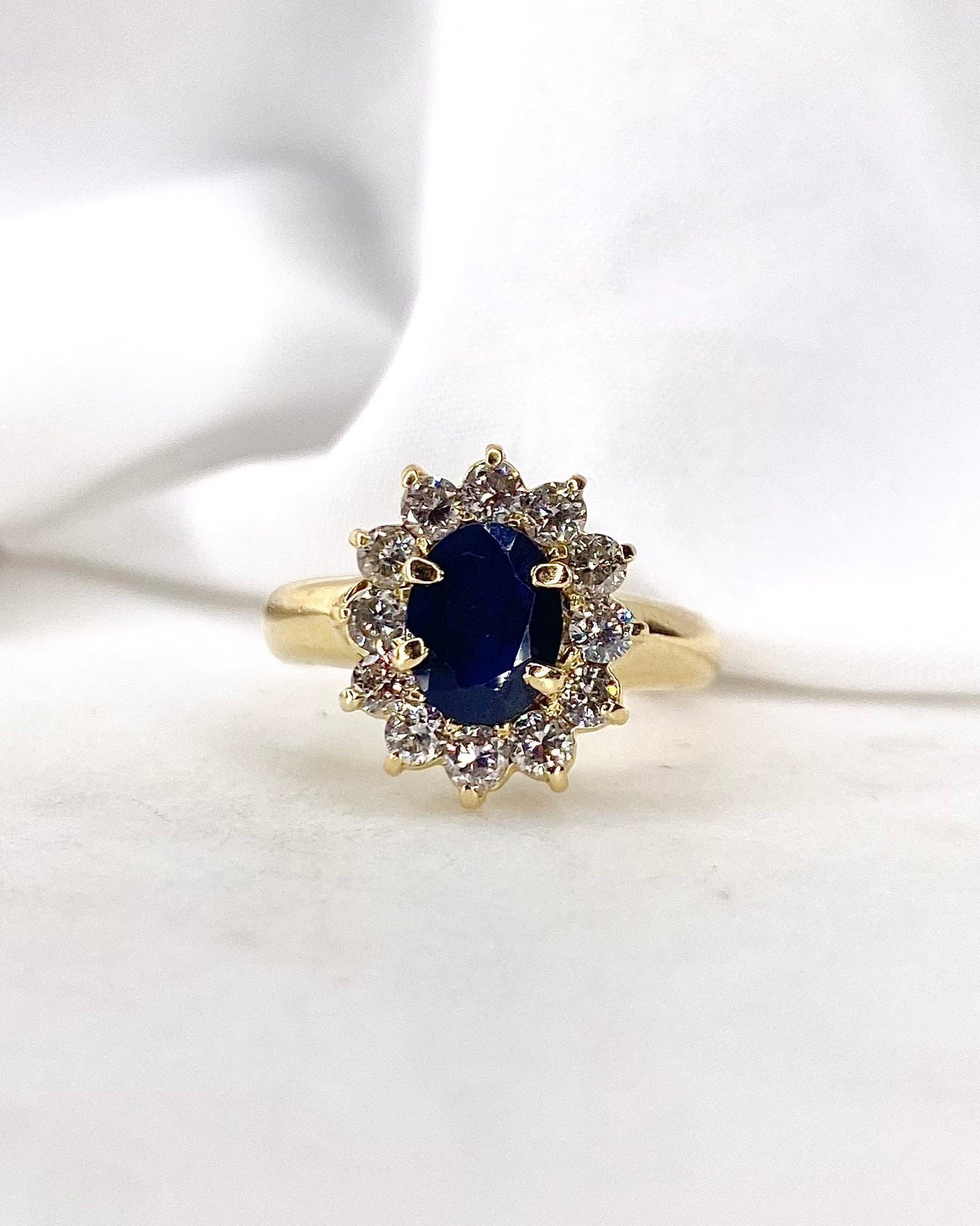 Bague Marguerite Saphir 1.32 carat &amp; 12 Diamants "Samina" - Elliade Paris