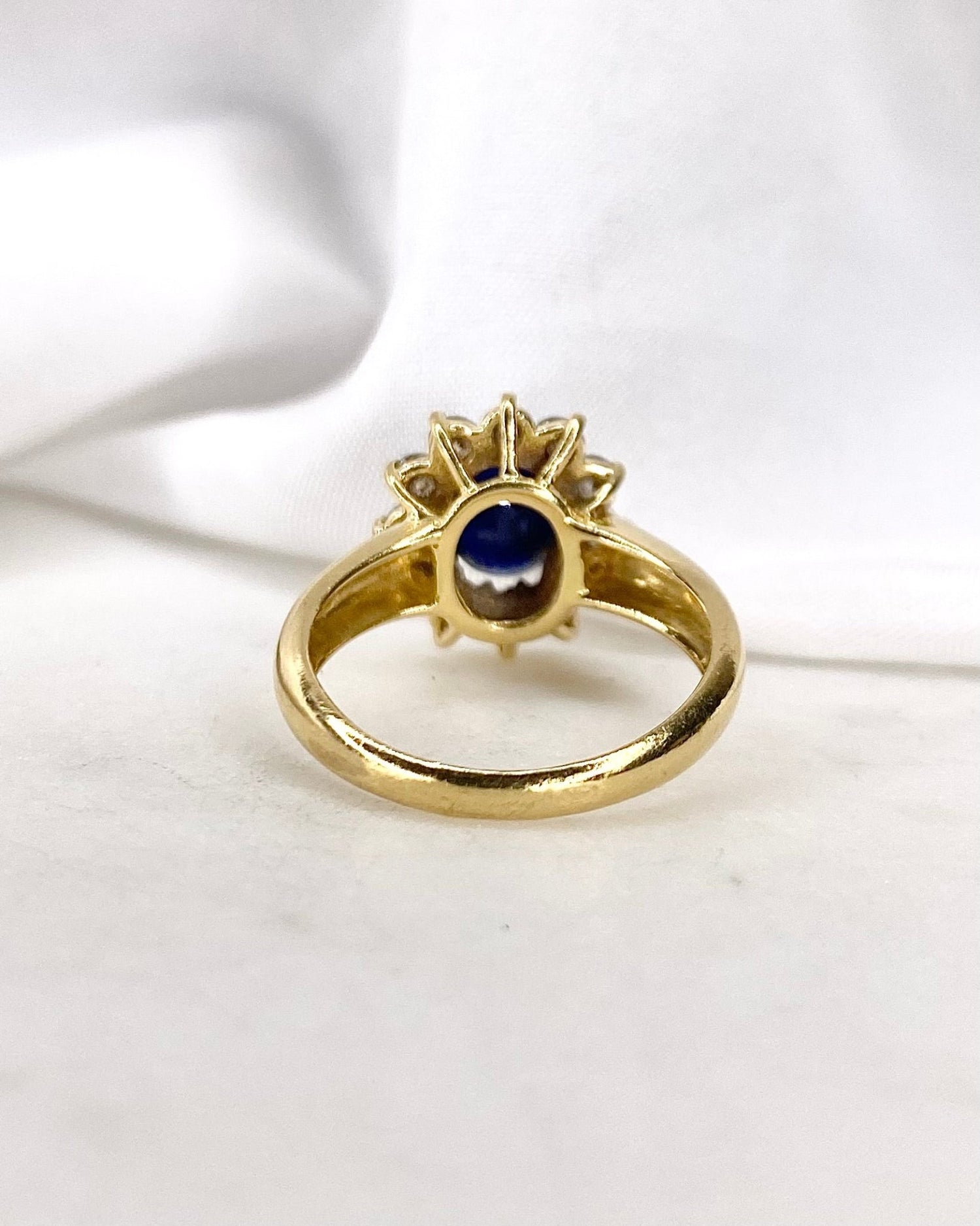 Bague Marguerite Saphir 1.32 carat &amp; 12 Diamants &quot;Samina&quot; - Elliade Paris