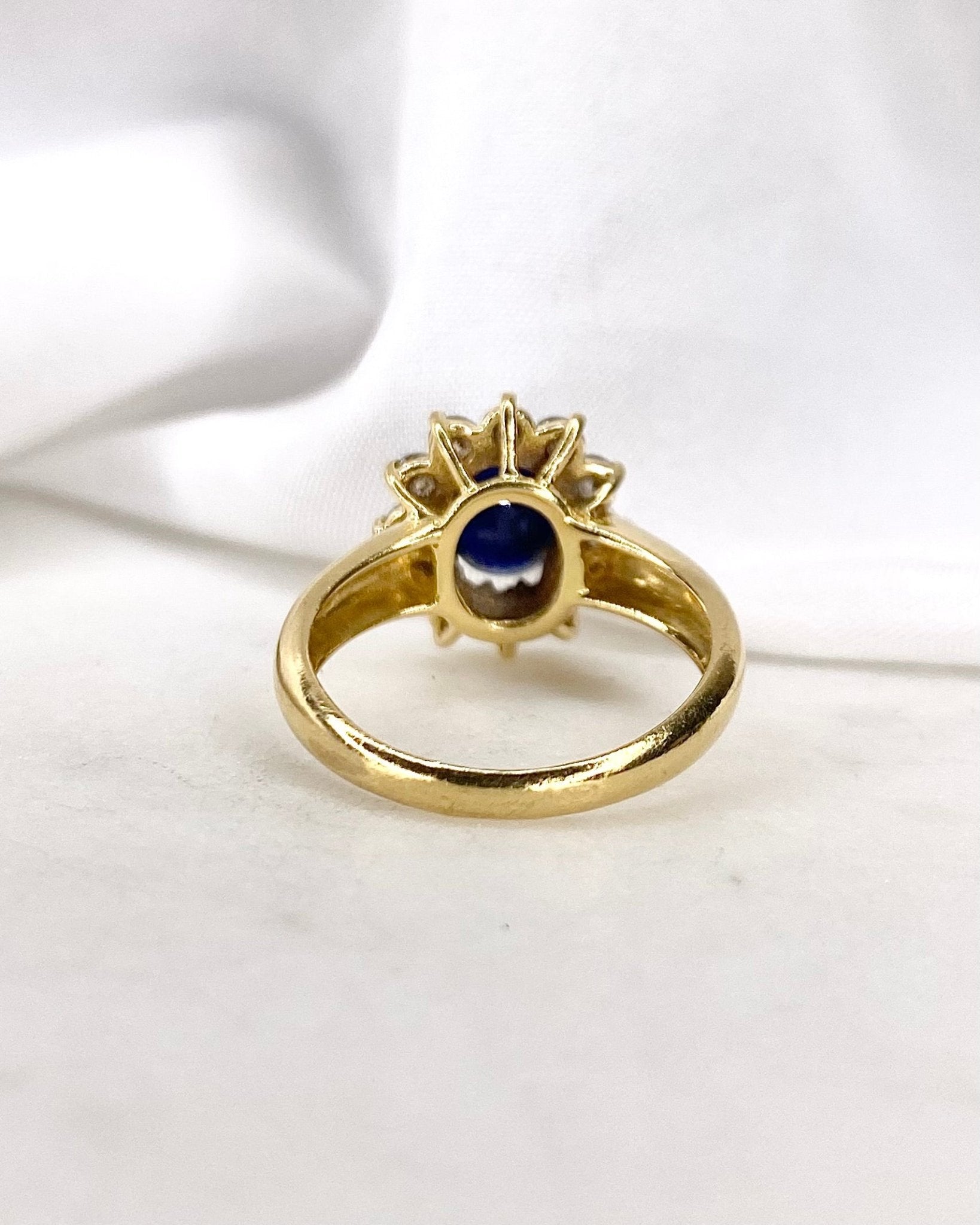Bague Marguerite Saphir 1.32 carat &amp; 12 Diamants &quot;Samina&quot; - Elliade Paris