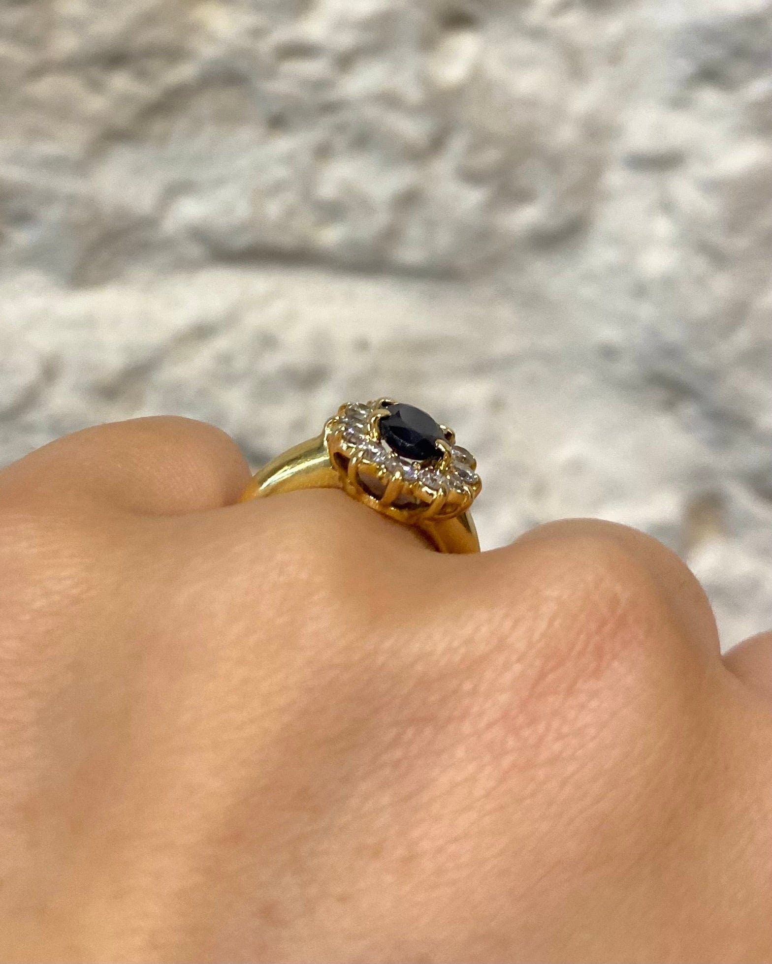 Bague Marguerite Saphir 1.32 carat &amp; 12 Diamants "Samina" - Elliade Paris