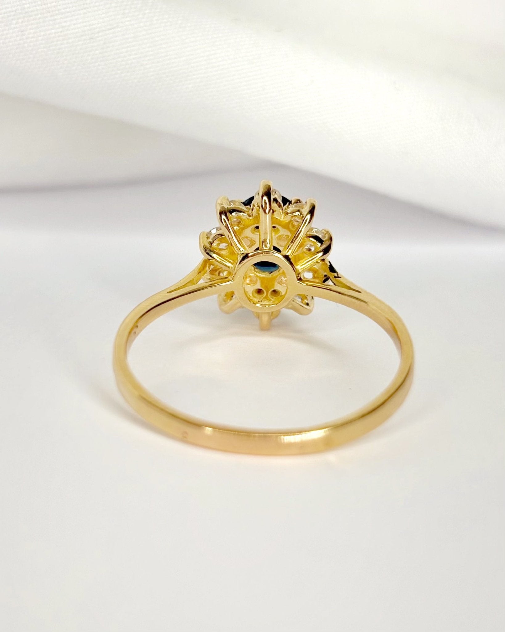 Bague Marguerite Saphir 1.32 carat &amp; Diamants 0.30 carat "Elodie" - Elliade Paris