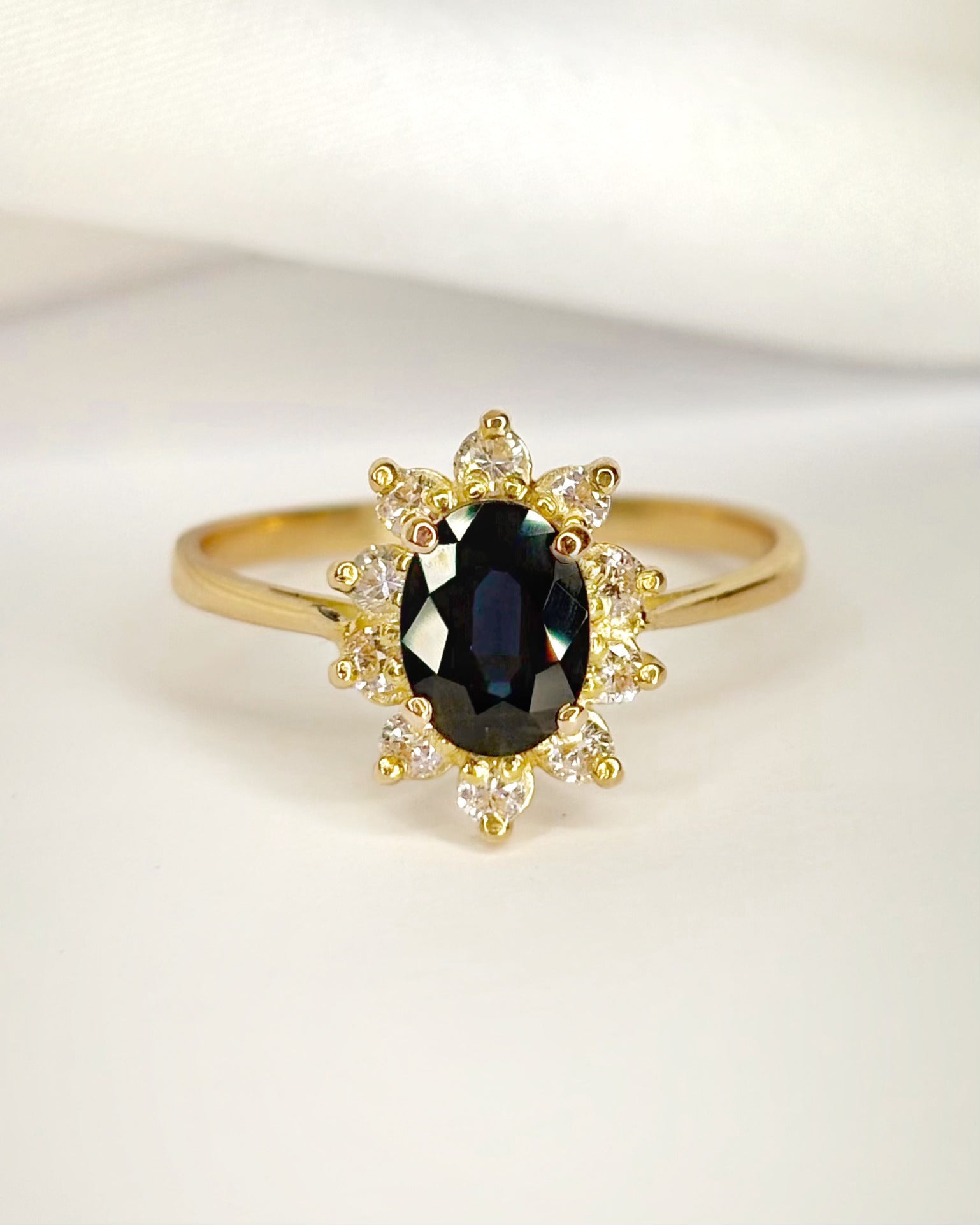 Bague Marguerite Saphir 1.32 carat &amp; Diamants 0.30 carat "Elodie" - Elliade Paris