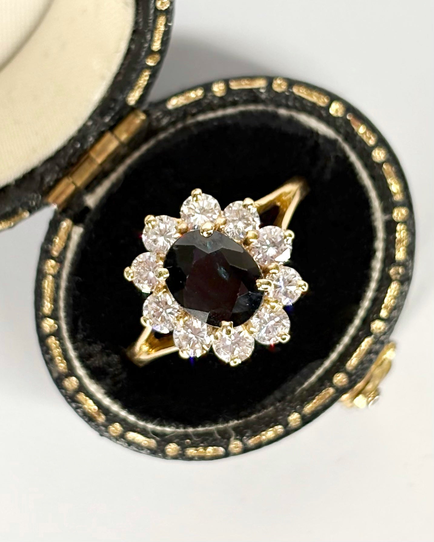 Bague Marguerite Saphir 1.35 carat &amp; Diamants 0.50 carat "Joséphine" - Elliade Paris