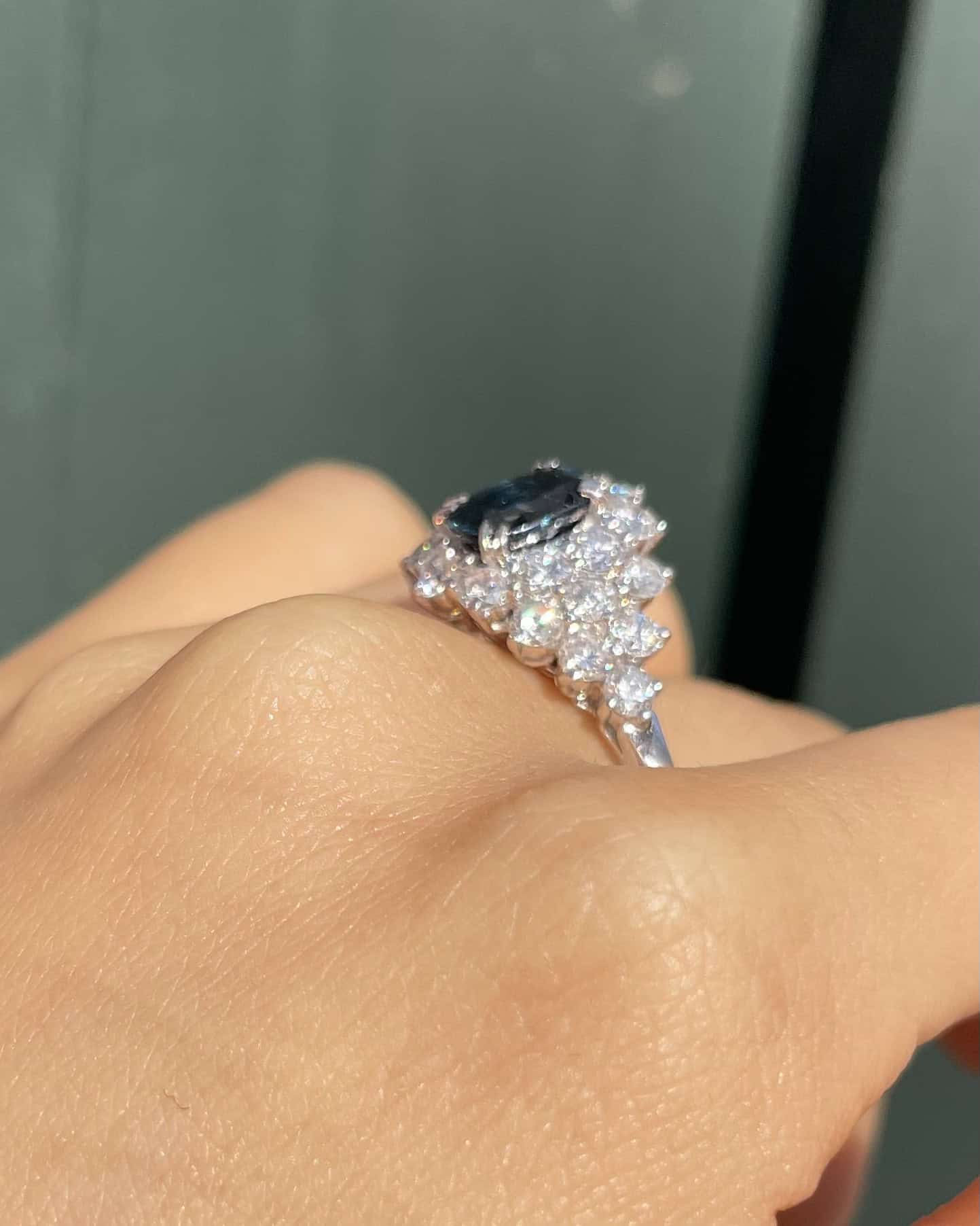 Bague Marguerite Saphir 1.35 carat et diamants 1.54 carat "Hortense" - Elliade Paris