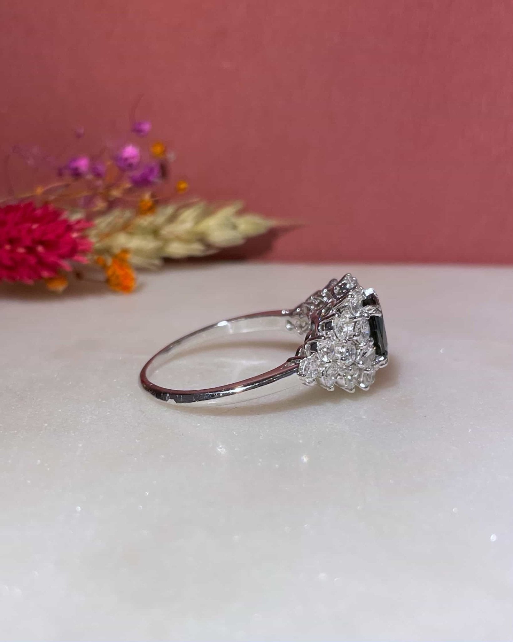 Bague Marguerite Saphir 1.35 carat et diamants 1.54 carat &quot;Hortense&quot; - Elliade Paris