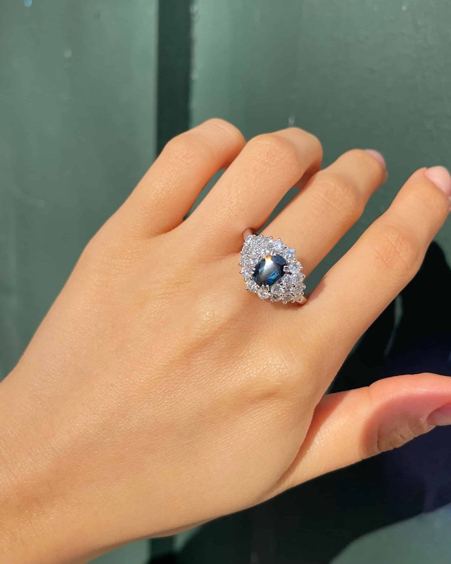 Bague Marguerite Saphir 1.35 carat et diamants 1.54 carat &quot;Hortense&quot; - Elliade Paris