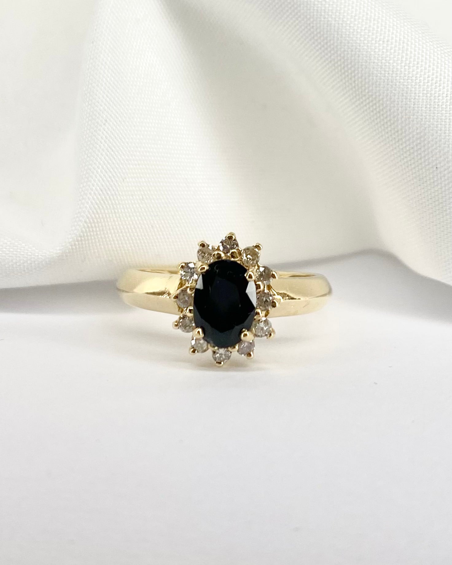 Bague Marguerite Saphir 1.35 ct &amp; 12 Diamants &quot;Yolaine&quot; - Elliade Paris