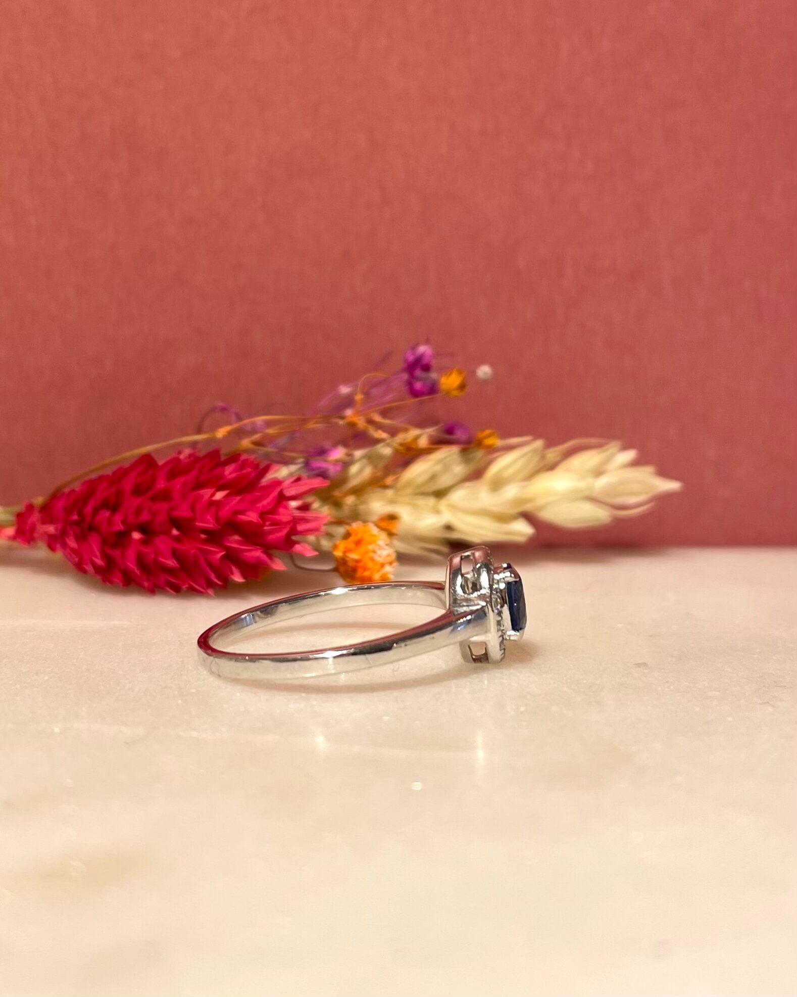 Bague Marguerite Saphir &amp; 14 Diamants "Camilia" - Elliade Paris