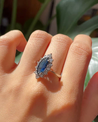 Bague Marguerite Saphir 1.40 Carat &amp; 12 Diamants &quot;Arabella&quot; - Elliade Paris