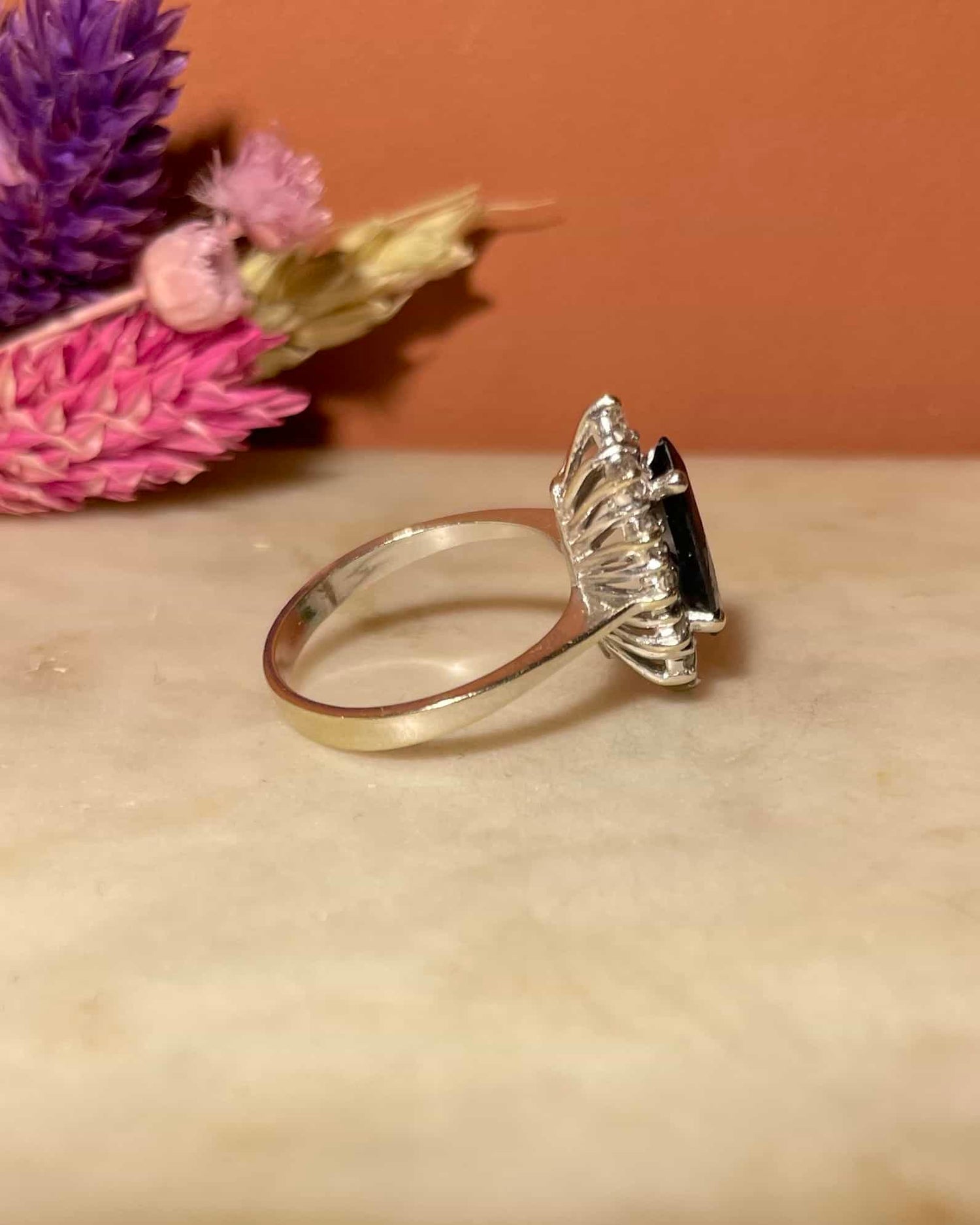 Bague Marguerite Saphir 1.40 Carat &amp; 12 Diamants &quot;Arabella&quot; - Elliade Paris